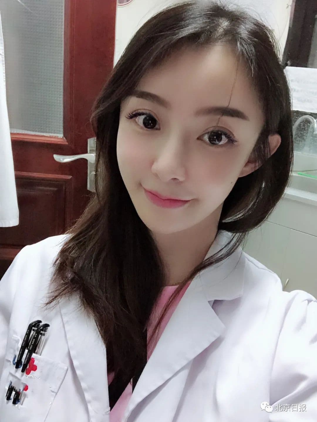 網友肉搜後，發現這位女子不但是位醫師，而且顏值爆表。（翻攝微博）