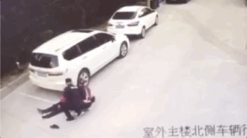 中國北京一名社區保全在執勤過程突然倒下，搶救過程全被監視器記錄下來。（翻攝微博）