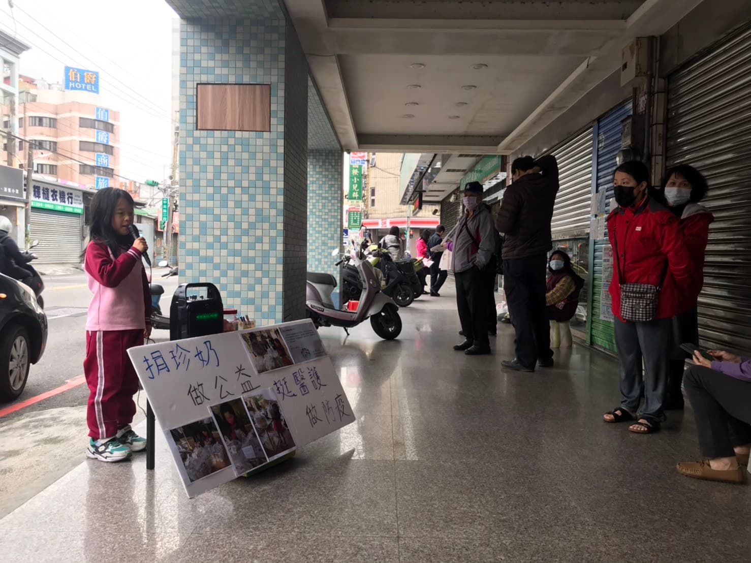 霓霓募款選在藥局募款，許多人排隊買口罩時都紛紛掏錢贊助。（讀者提供）