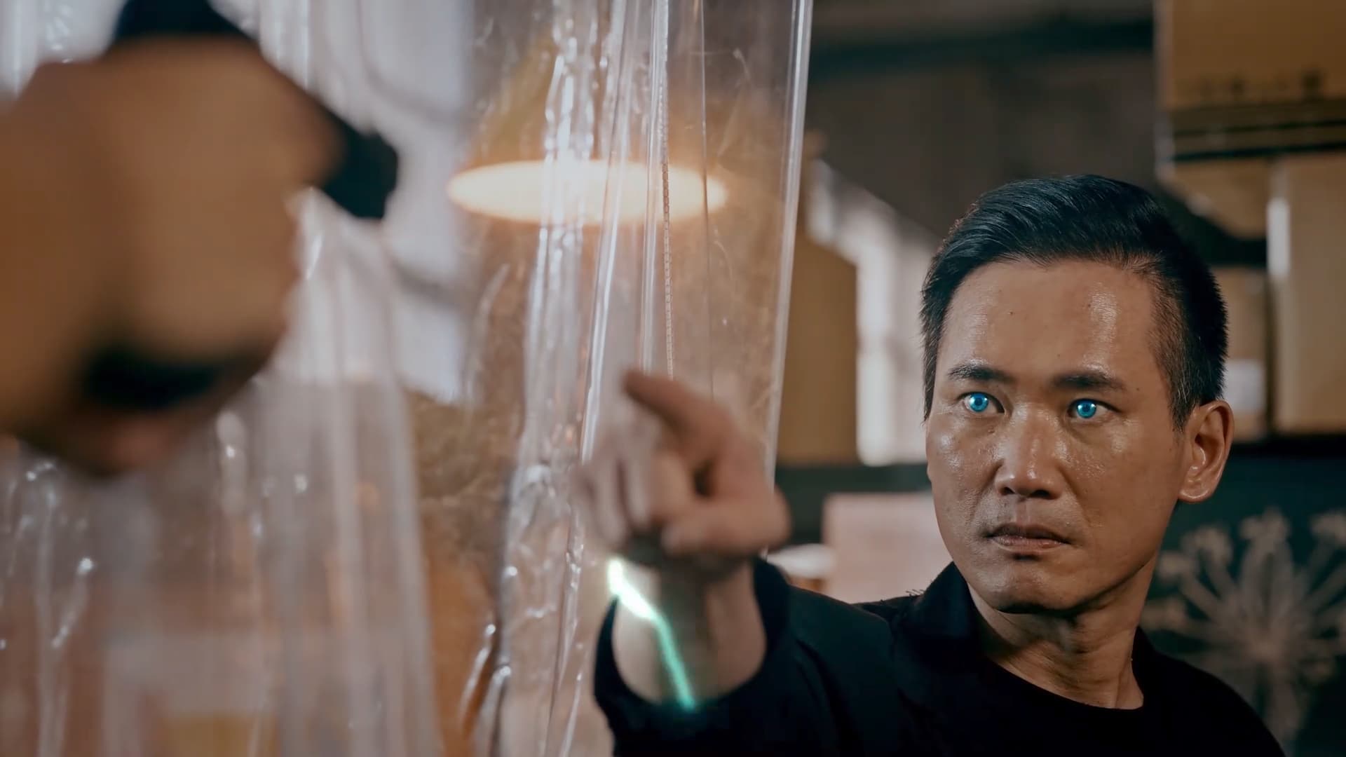 小應在《妖怪人間》飾演妖怪雷蟄，為救子與人類槓上。（公視提供）