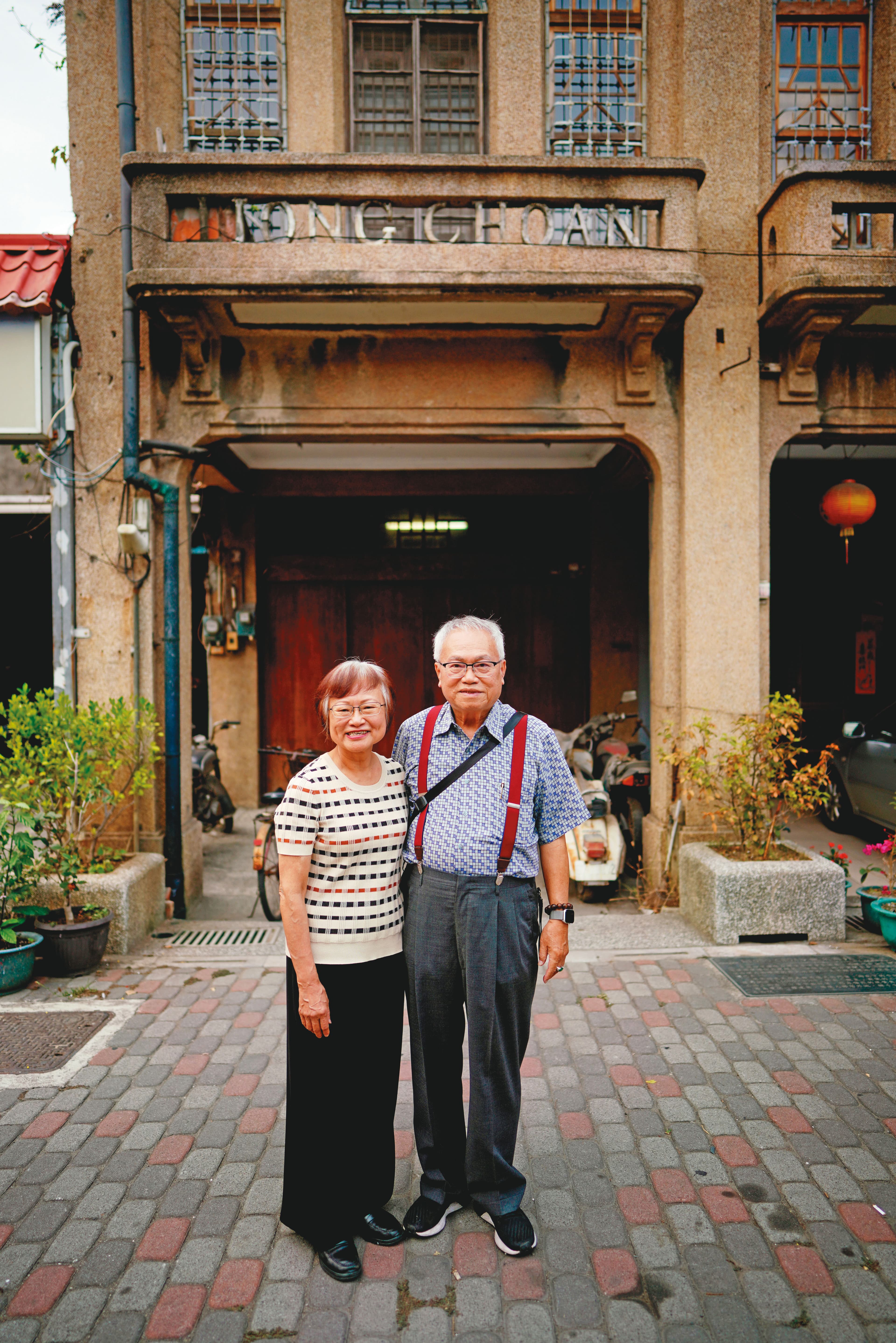 李雅容（左）與丈夫胡明和在童年故居門口合照。