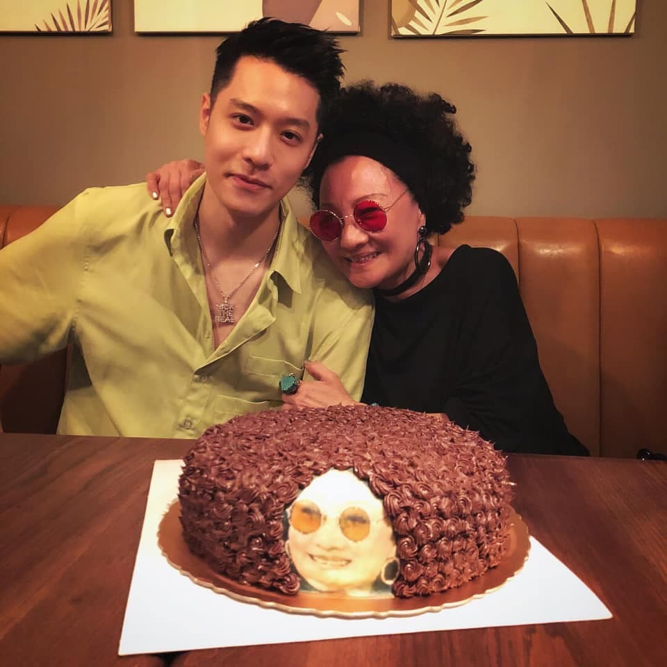 出道多年的周湯豪，媽媽比莉一直充當幕後經紀人和造型師角色。（翻攝自周湯豪臉書）