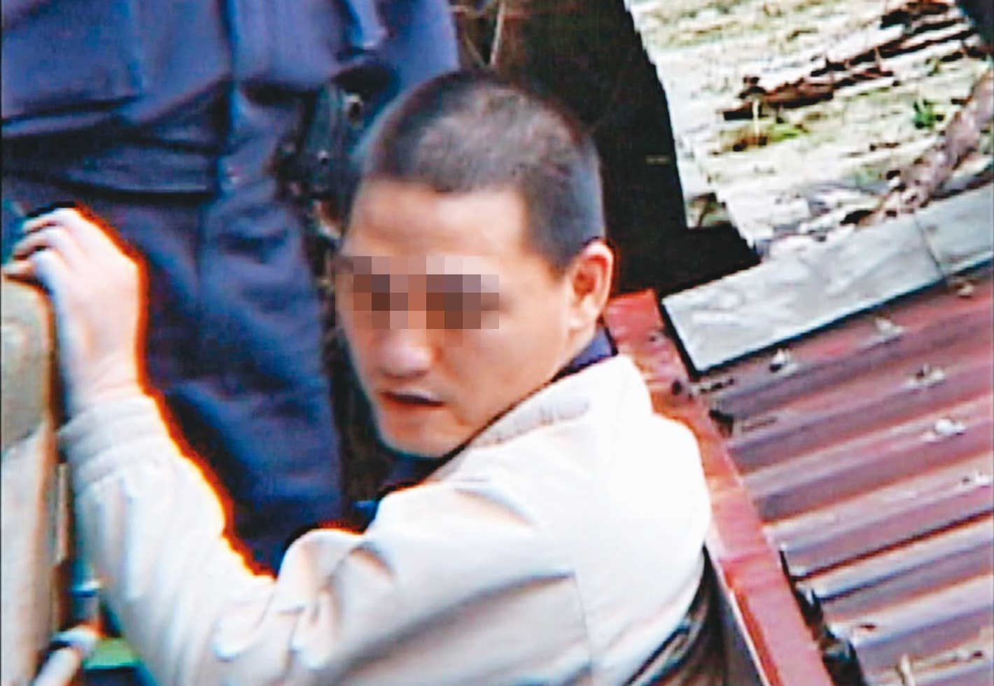 阿宏被檢警帶回命案現場，模擬封屍、棄屍的過程。（東森新聞提供）
