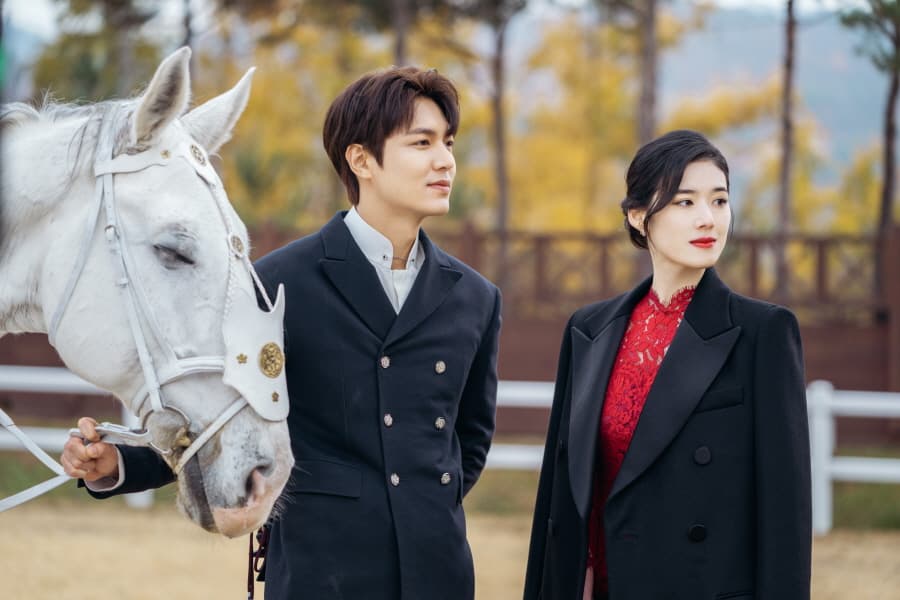 鄭恩彩在《The King：永遠的君主》飾演女總理，覺得李敏鎬身邊的女人只有她最適合。（Netflix提供）