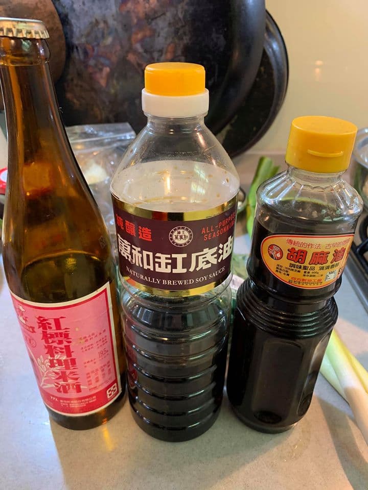 三杯的主要調味料：醬油、米酒與胡麻油，另外還需要冰糖。