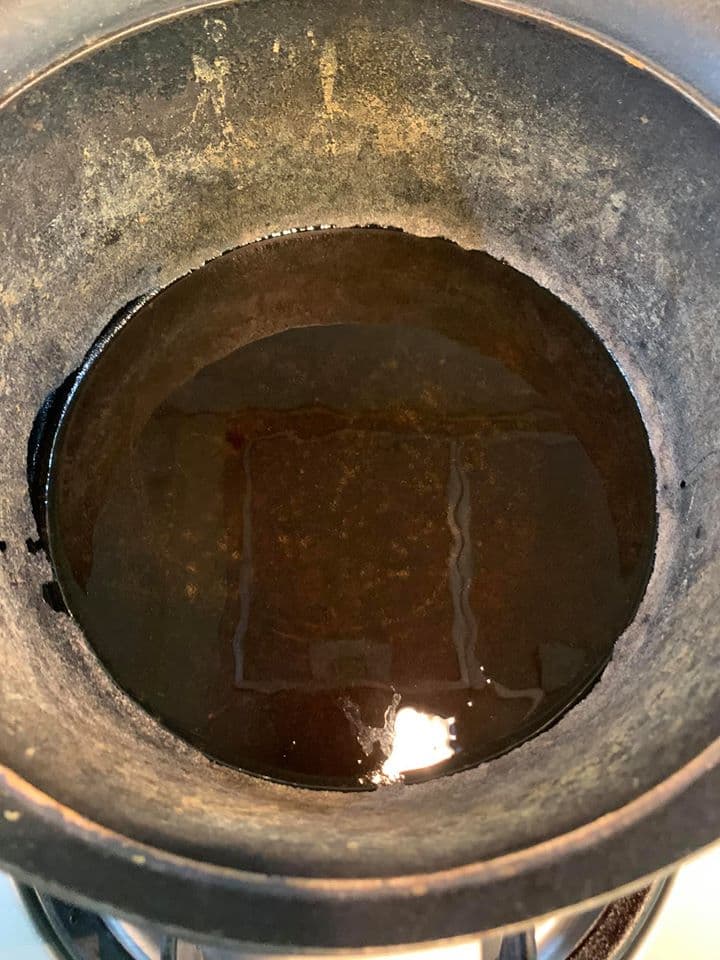 鐵鍋熱到冒煙後，倒入胡麻油。