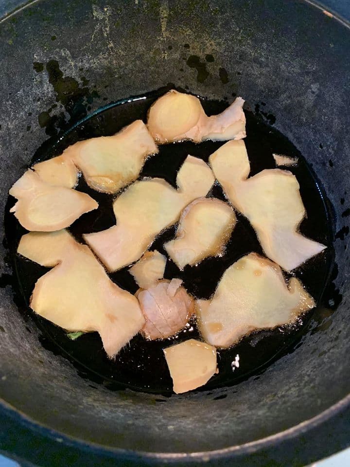 放入薑片，鋪平，均勻受熱。