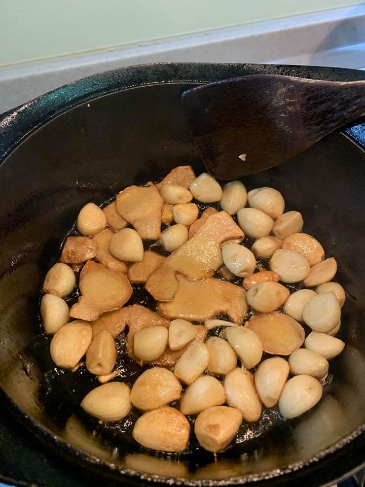 不斷翻炒到蒜頭變成金黃色。