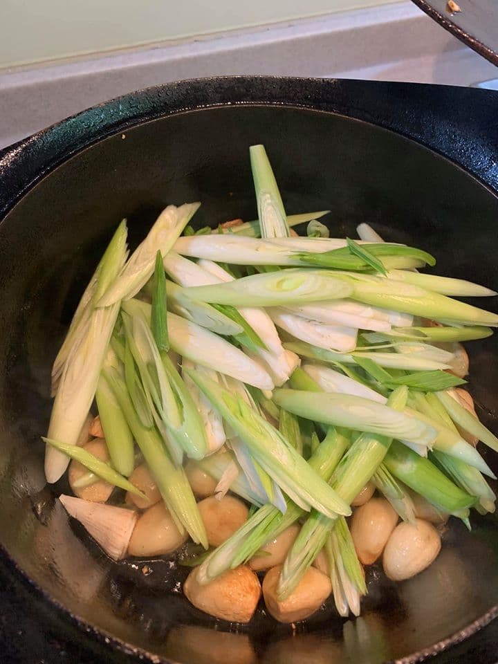 放入切段青蒜繼續炒。