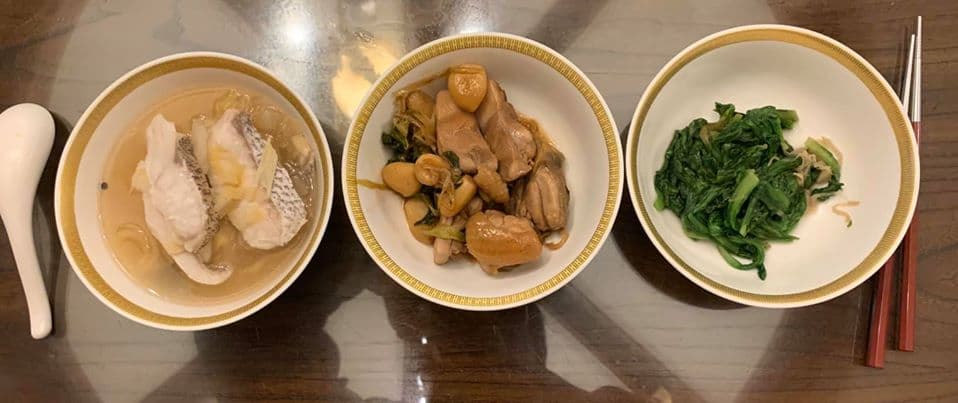 今日晚餐，酸辣魚片湯、三杯雞、薑絲炒茼蒿，很樸素，一點都不浮誇。