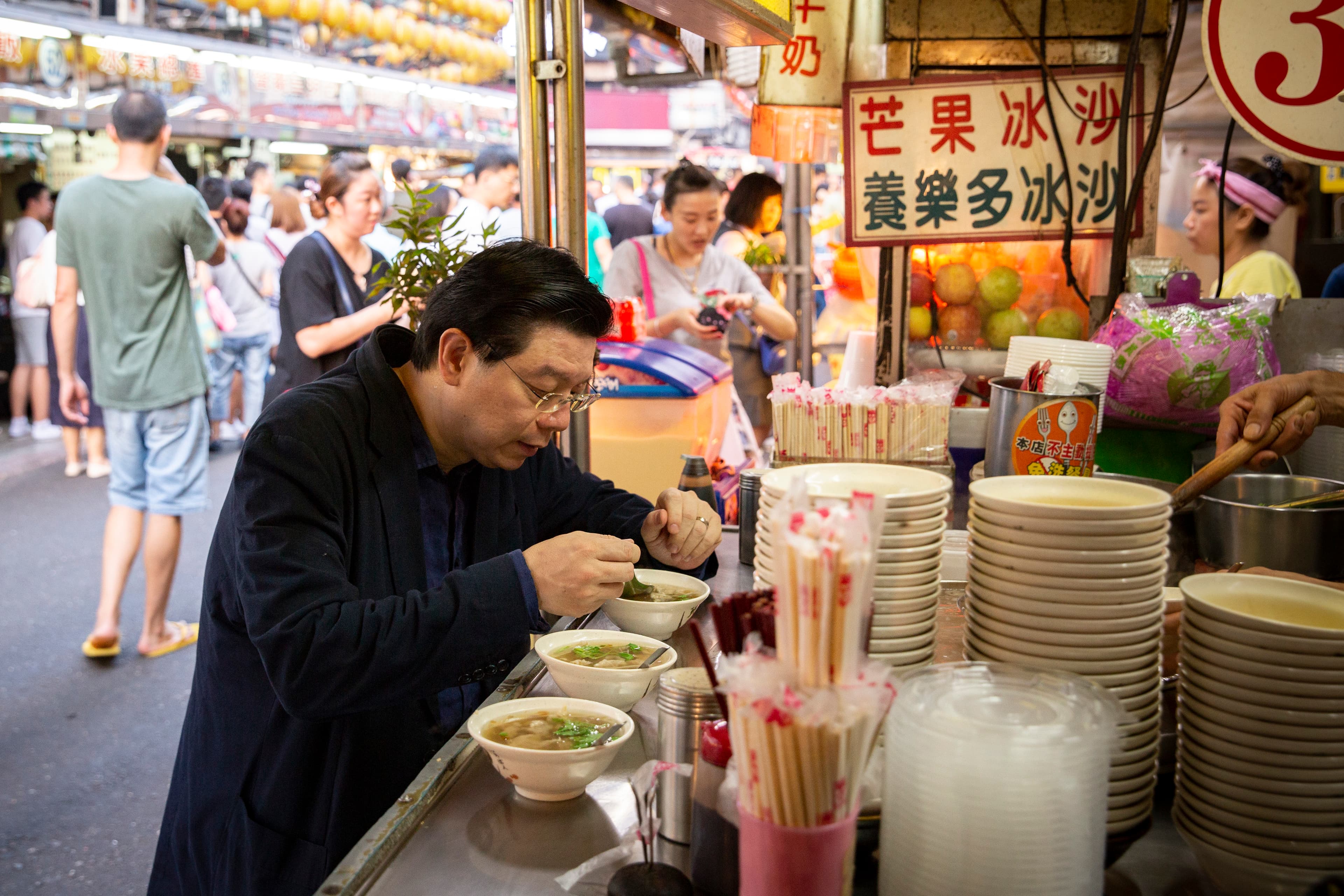 《鏡週刊》社長裴偉極愛美食，常跟主廚們學撇步，應用在自己的菜餚上，現在也大方公開私人廚房筆記。（攝影：王漢順）