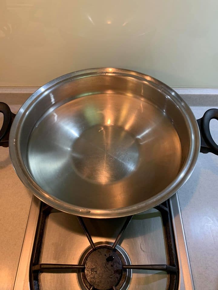 我直接用開水煮湯，也可以用奶白色的魚高湯替代。