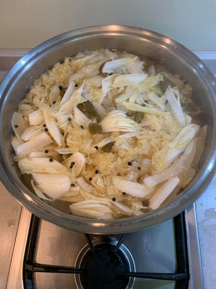 開大火煮，等水滾後才轉小火蓋鍋繼續燉煮15分鐘。