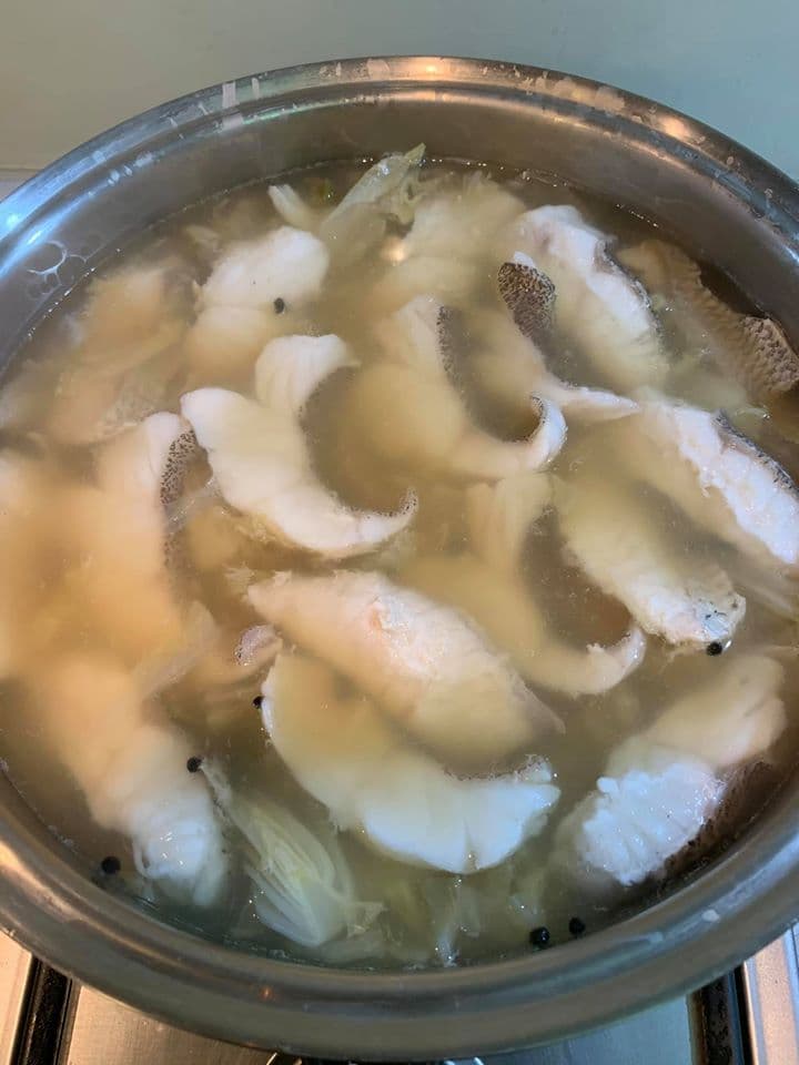 等魚片轉白就表魚肉已熟，大功告成。