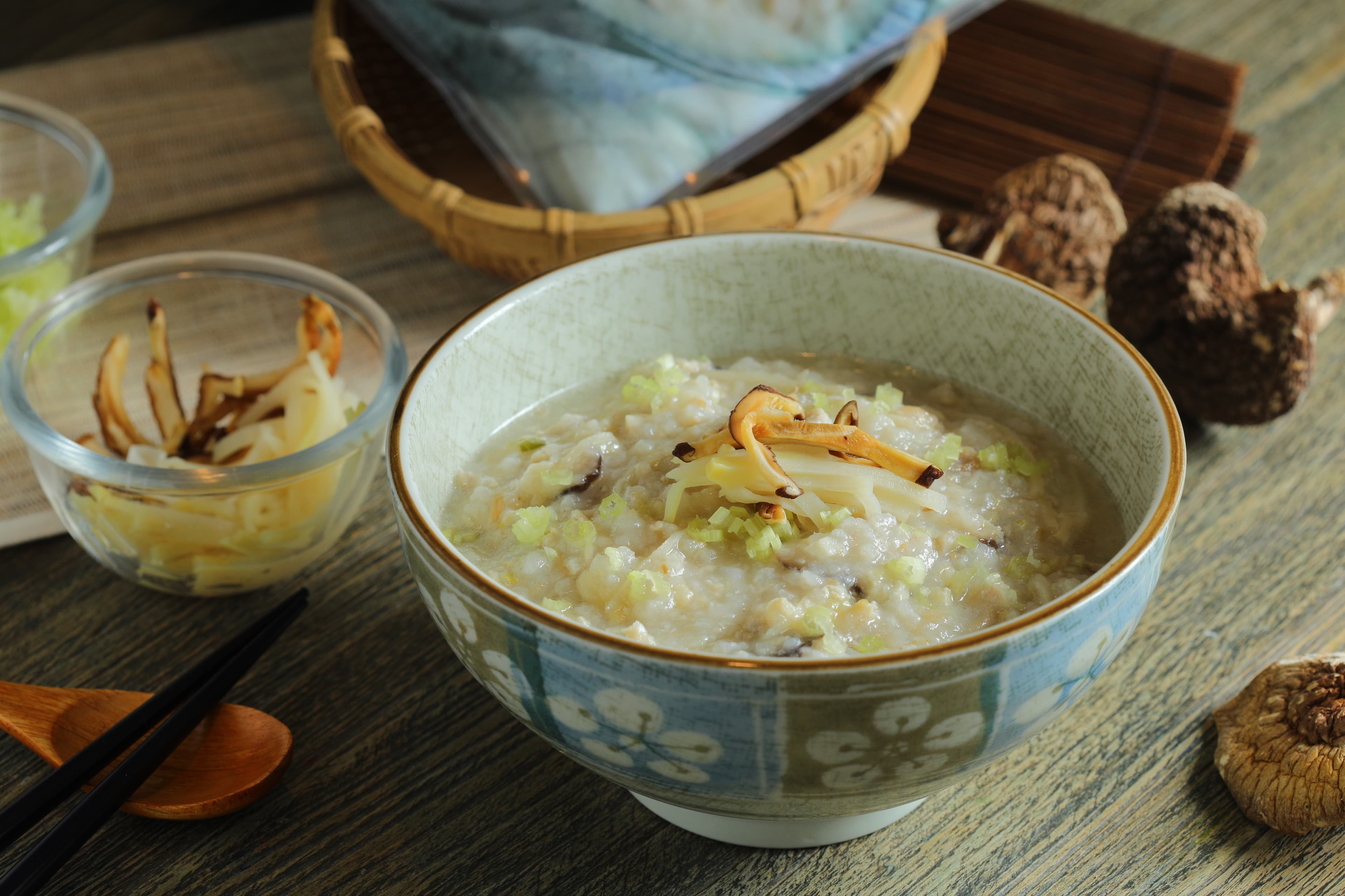 「香菇鮮筍雞茸粥」味道簡單清爽，很適合胃口不好的時候（130元／包）。