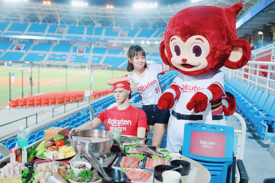 啦啦隊Rakuten Girls和假人跟吉祥物一起大啖火鍋。(圖/樂天桃猿隊臉書)
