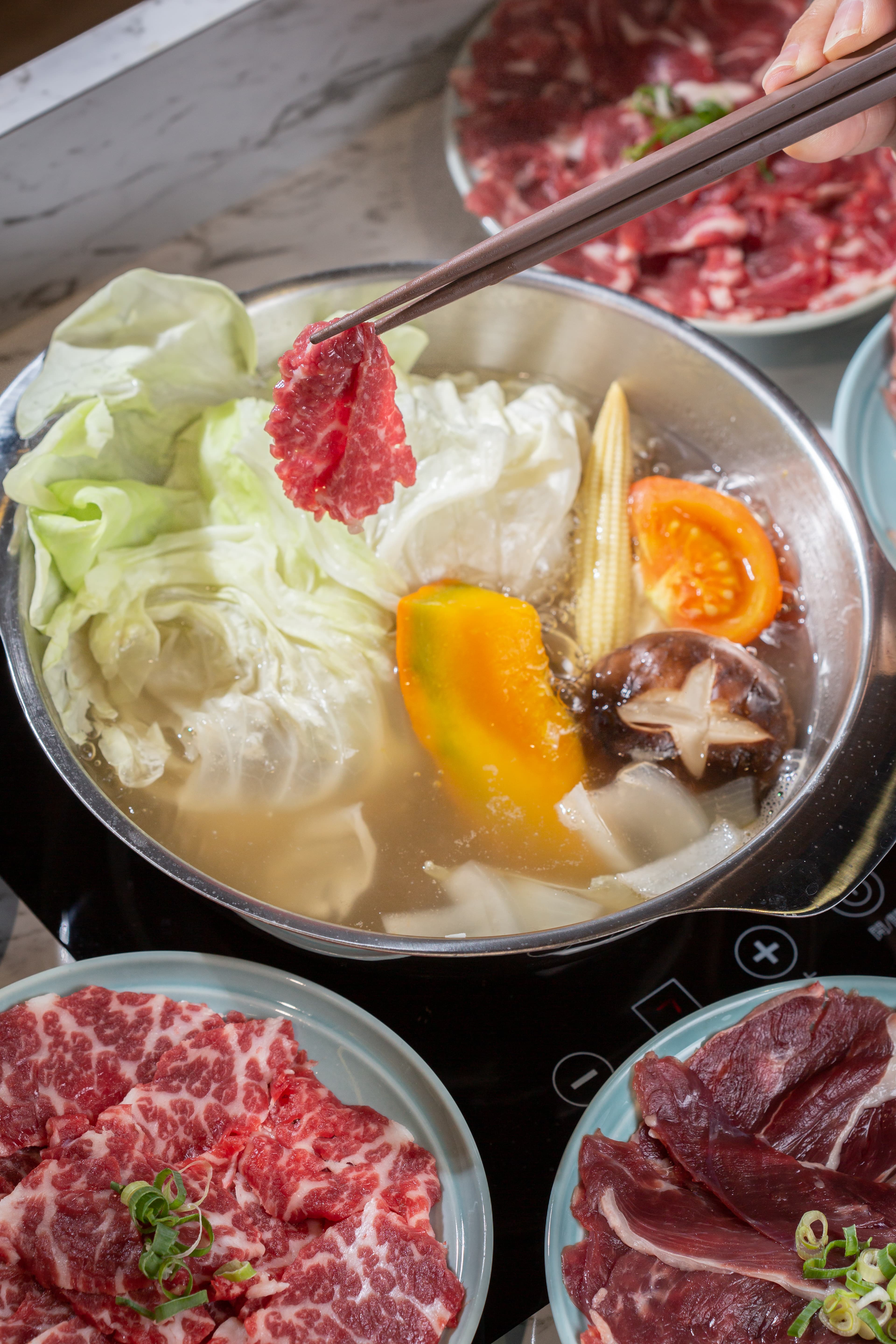 每日精選來自「芸彰牧場」的台灣牛肉，入鍋涮3秒最剛好。（350元／芸彰牧場台灣牛肉火鍋套餐）
