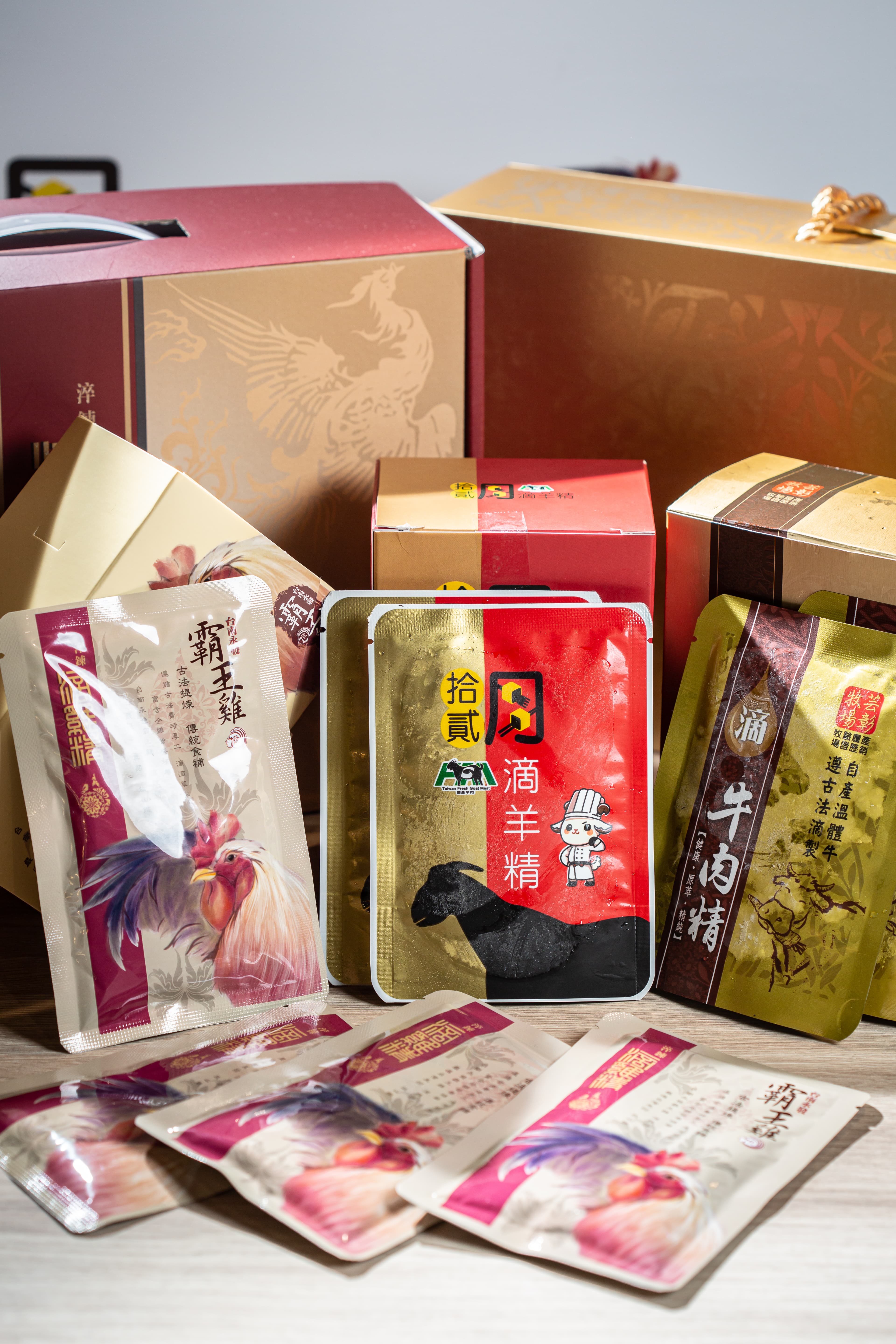 現在流行的「滴╳精」，在這裡也有牛、羊、雞3種選擇。（滴牛精3,600元／15包、滴羊精2,500元／10包、低雞精900元／6包）