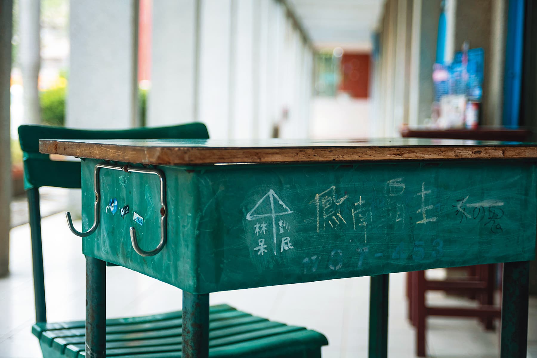 鳳和高中保留了《想見你》男主角李子維睡過的課桌椅。