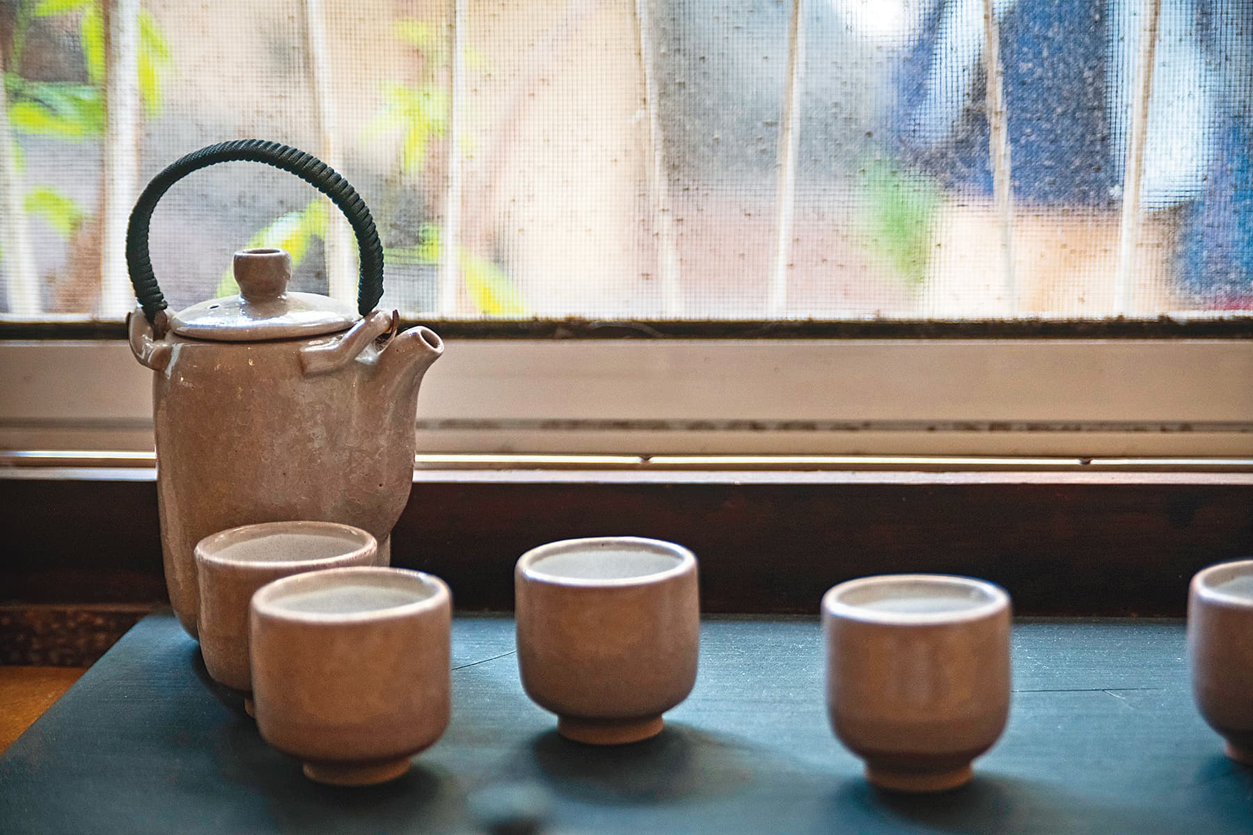 此為約50～60年代的阿娘壺茶具縮小版，當時客廳桌上一定會放一個圓托盤，托盤上擺著1壺6杯，家裡有客人來，媽媽就會立刻倒杯茶水招待。 