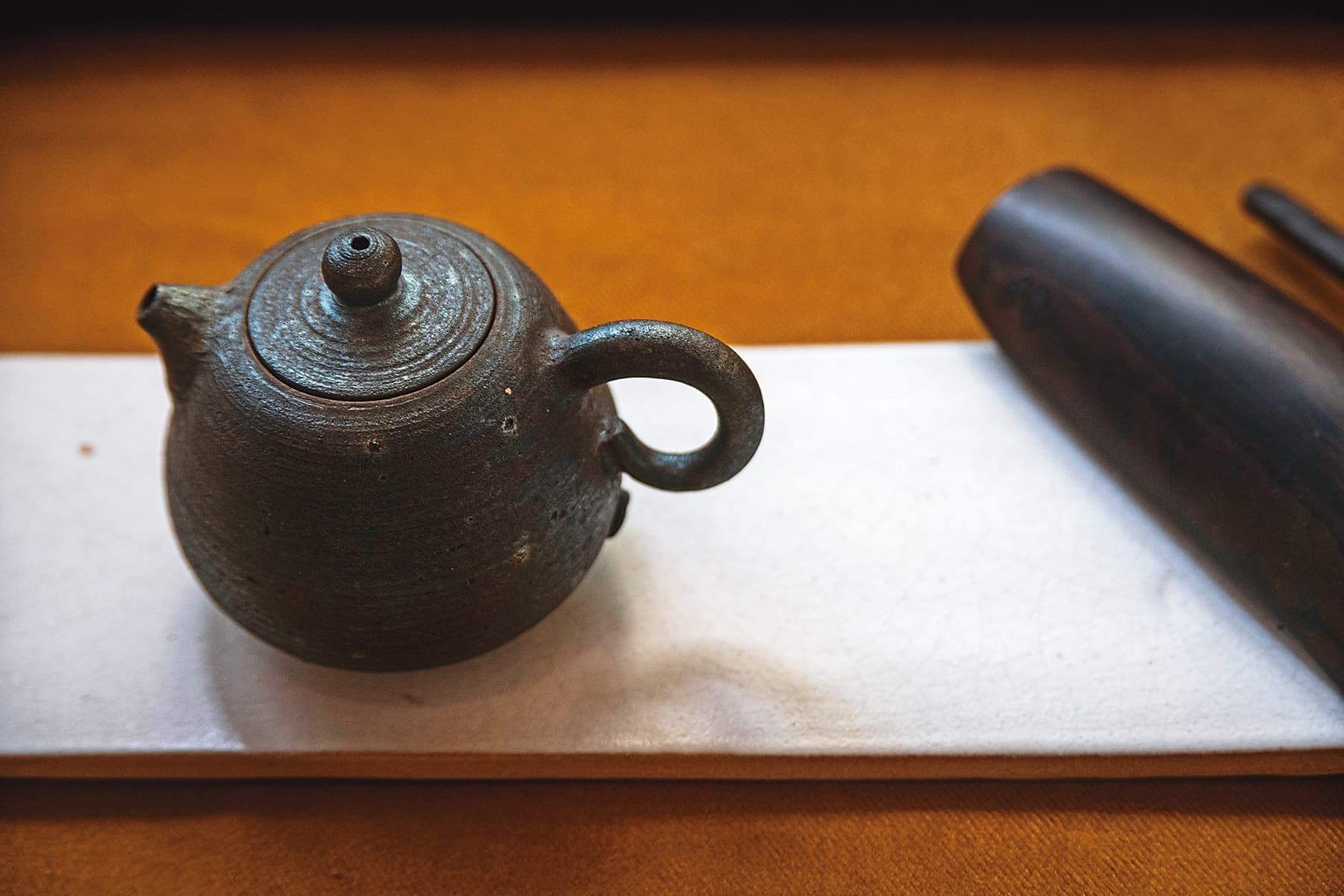 黑色茶壺想表現方啟文心中「故鄉今夜思千里，愁鬢明朝又一年」的意境。 