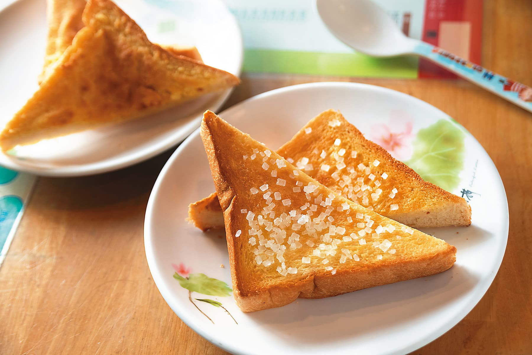 在閒情茗品屋可以吃到撒上冰糖、超台式的「法國厚片」。（20元／小份）