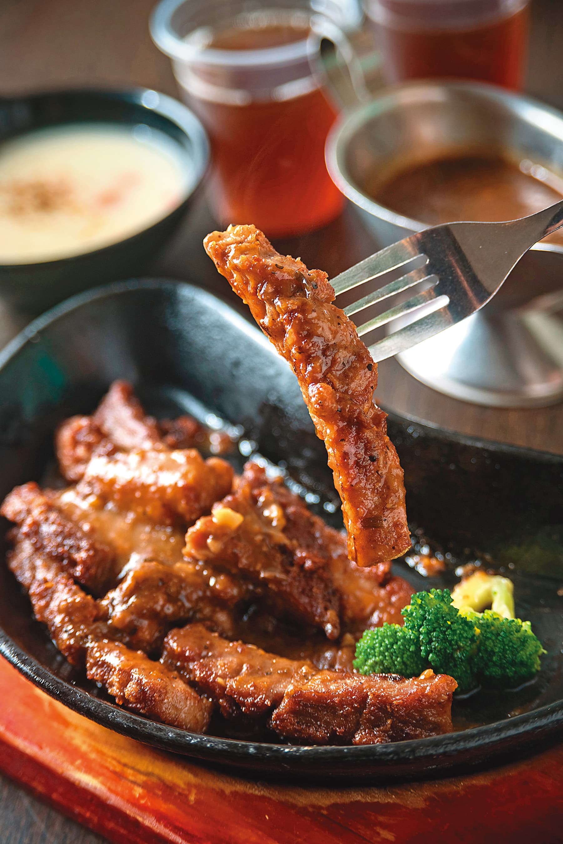 老闆娘特別推薦的「厚切松阪豬排」，為每日限量。（170元／份，非圖中分量） 