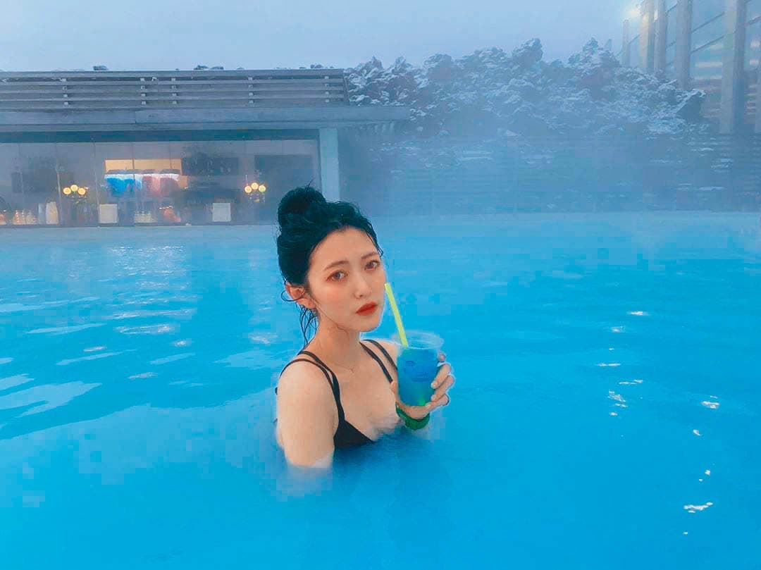  甜美的薛薛靠著經營新媒體平台賺得不少收入，也因此有機會到各國旅遊。（翻攝自薛薛IG）