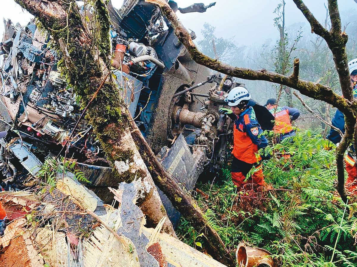 空軍的黑鷹直升機今年1月失事，前參謀總長沈一鳴等8人不幸罹難。（中央災害應變中心提供）