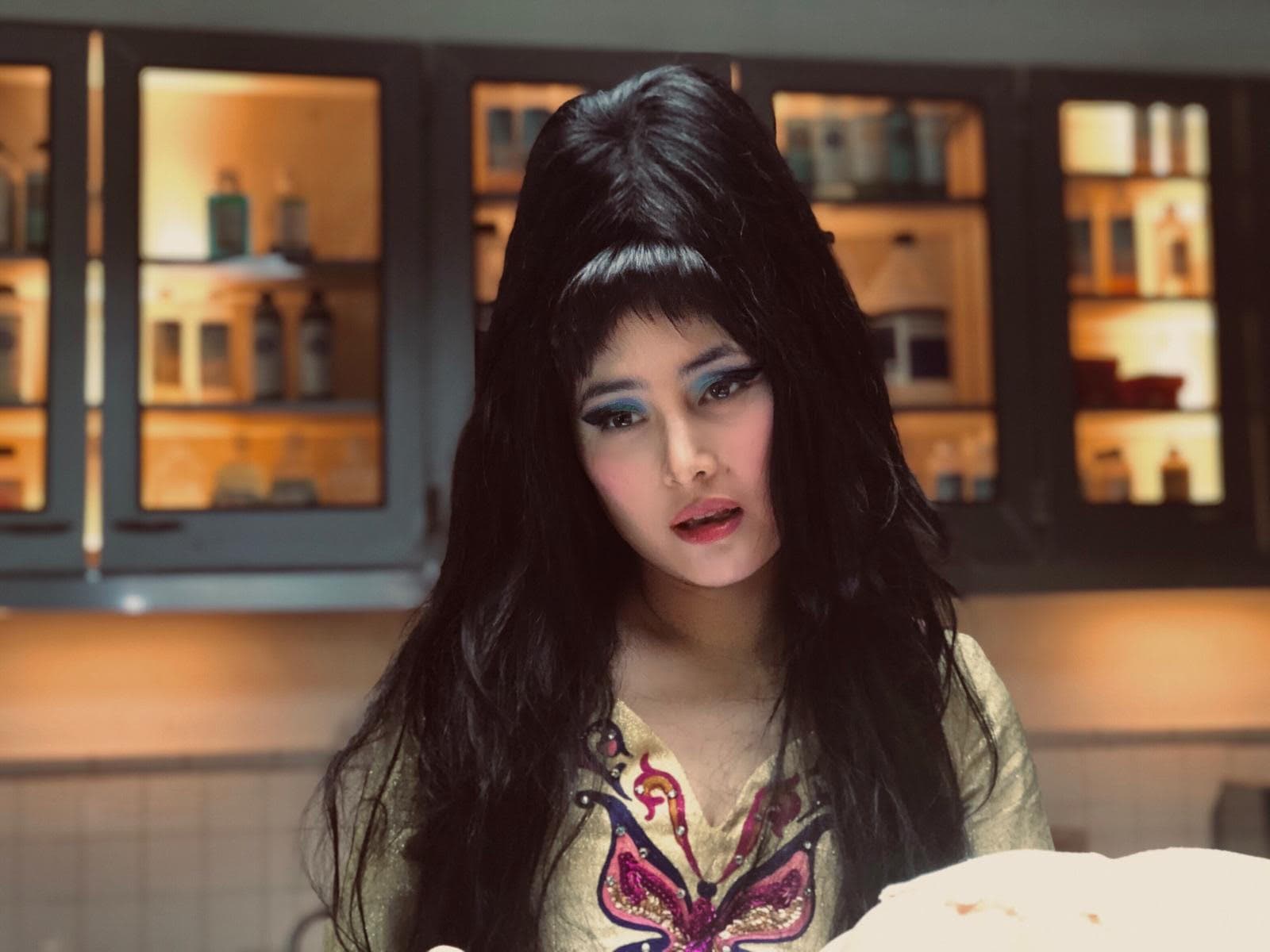 何超儀農曆年前在美國拍攝好萊塢獨立電影《Habit》，不管是造型及演繹方式都很誇張。（852 Films提供）