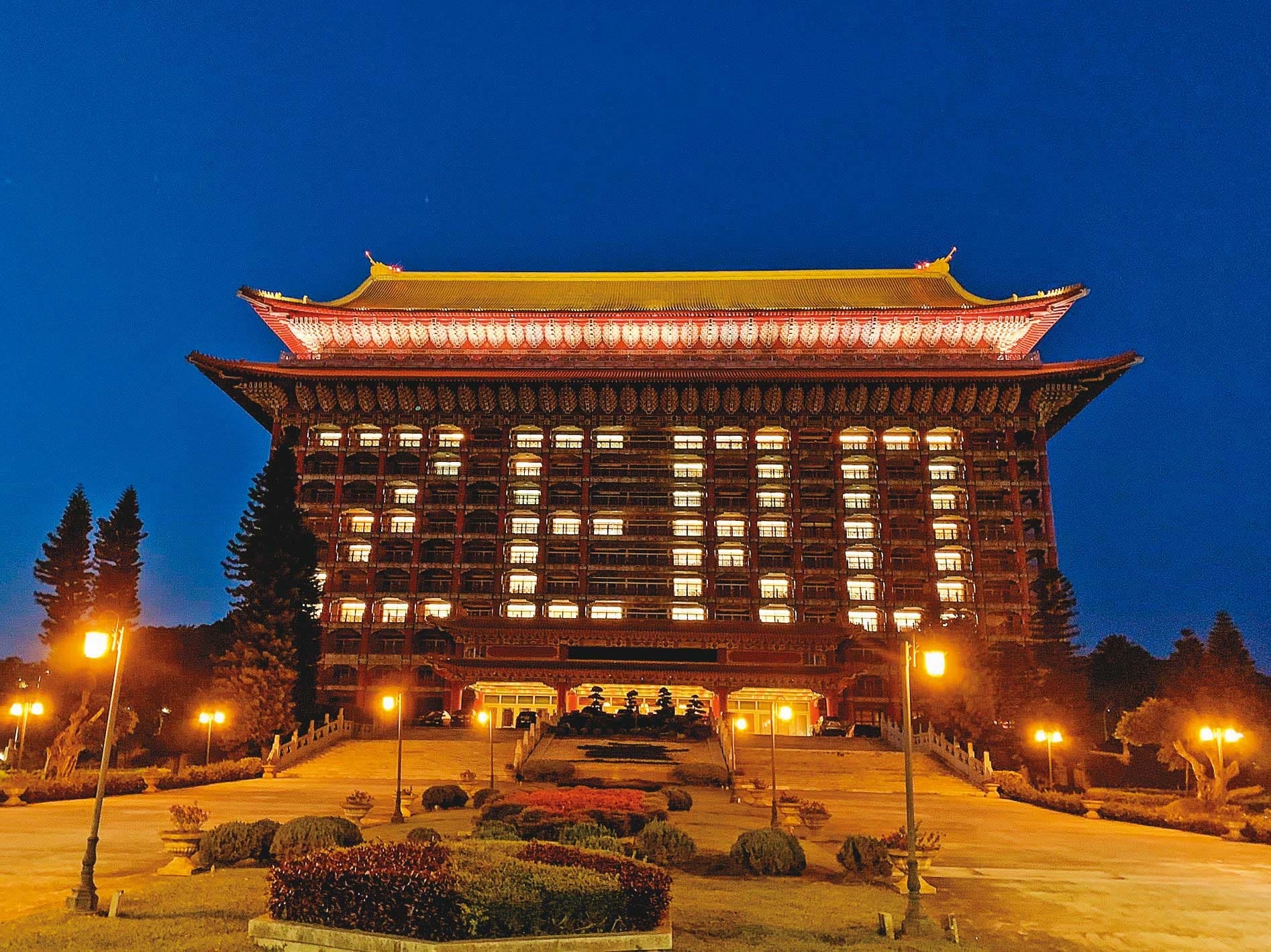 台北圓山大飯店17日點亮客房燈光,在外牆拼出「ZERO」字樣,向台灣4天內3度「零確診」的成果致敬。(翻攝圓山大飯店臉書)