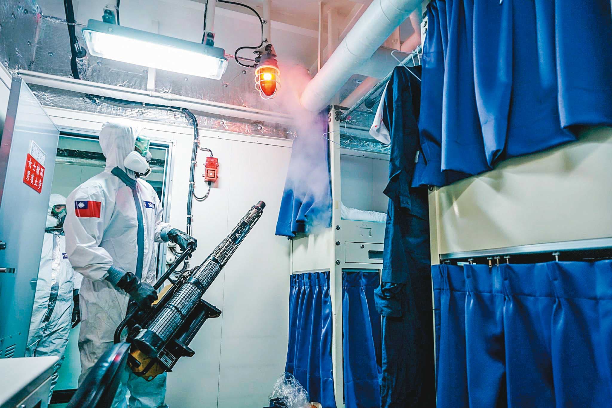 磐石艦的每個艙間可住12人，爆出疫情後，陸軍39化兵群19日登艦在艙間消毒。（翻攝中華民國海軍臉書）