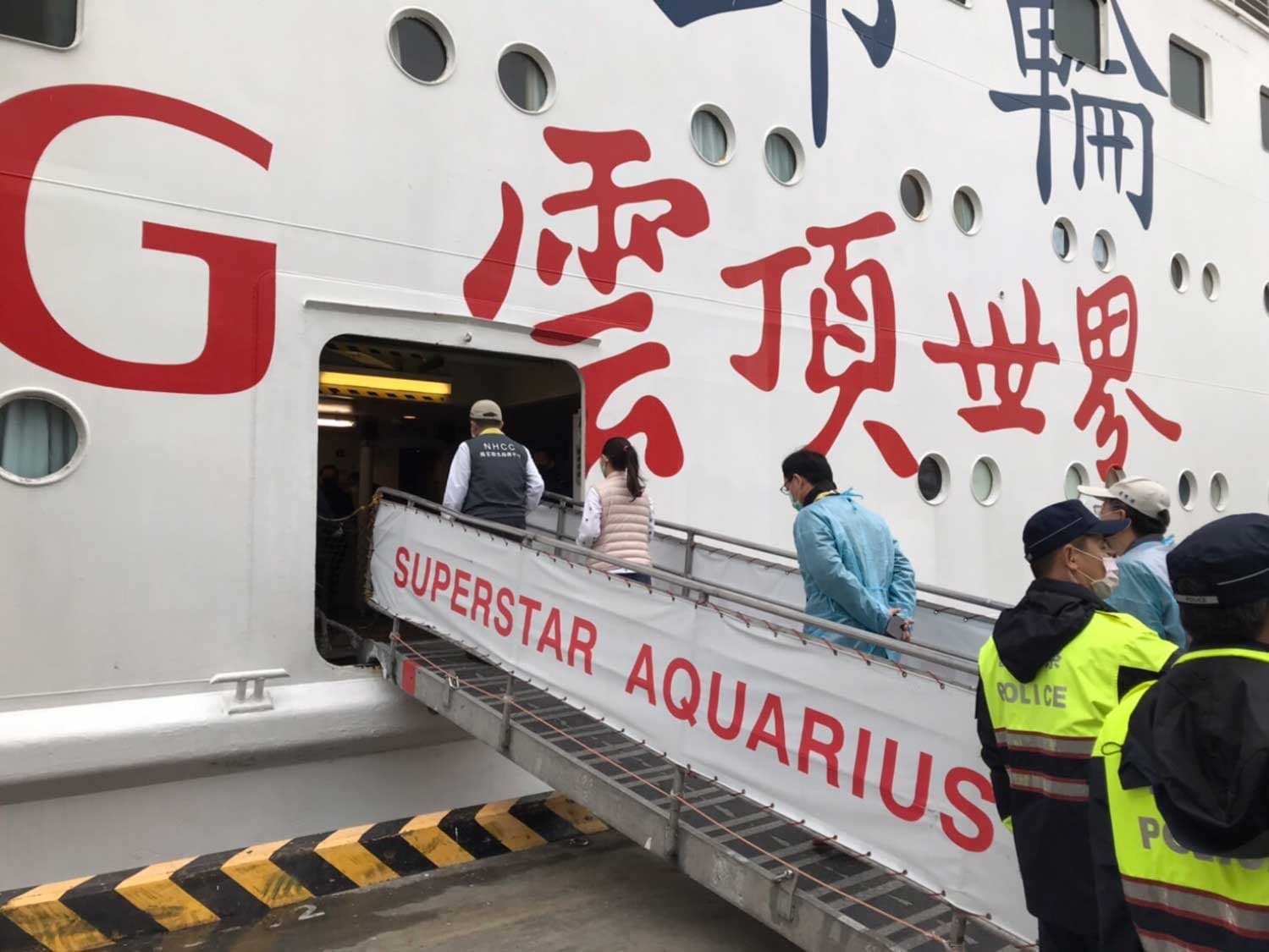 寶瓶星號郵輪當初檢疫採高標準，衛福部長陳時中（左一）率隊登船，有症狀或就診過一律採檢，最後全部陰性才下船。敦睦艦隊這次的檢疫規格，顯然遠遜於寶瓶星號。（基隆港分公司提供）
