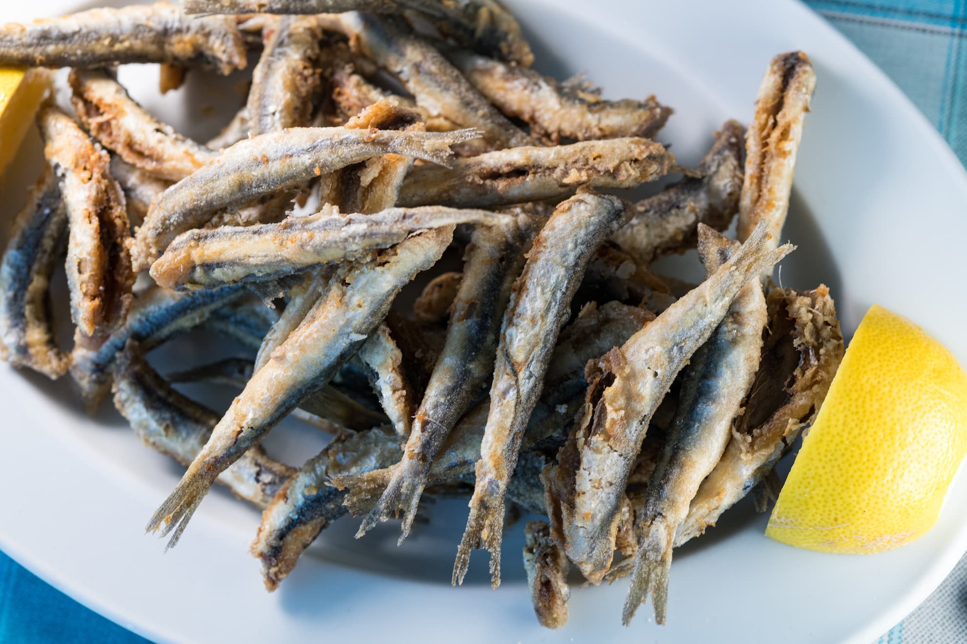 酥炸鯷魚擠上檸檬汁更開胃。（8.5歐元／份，約NT$300）