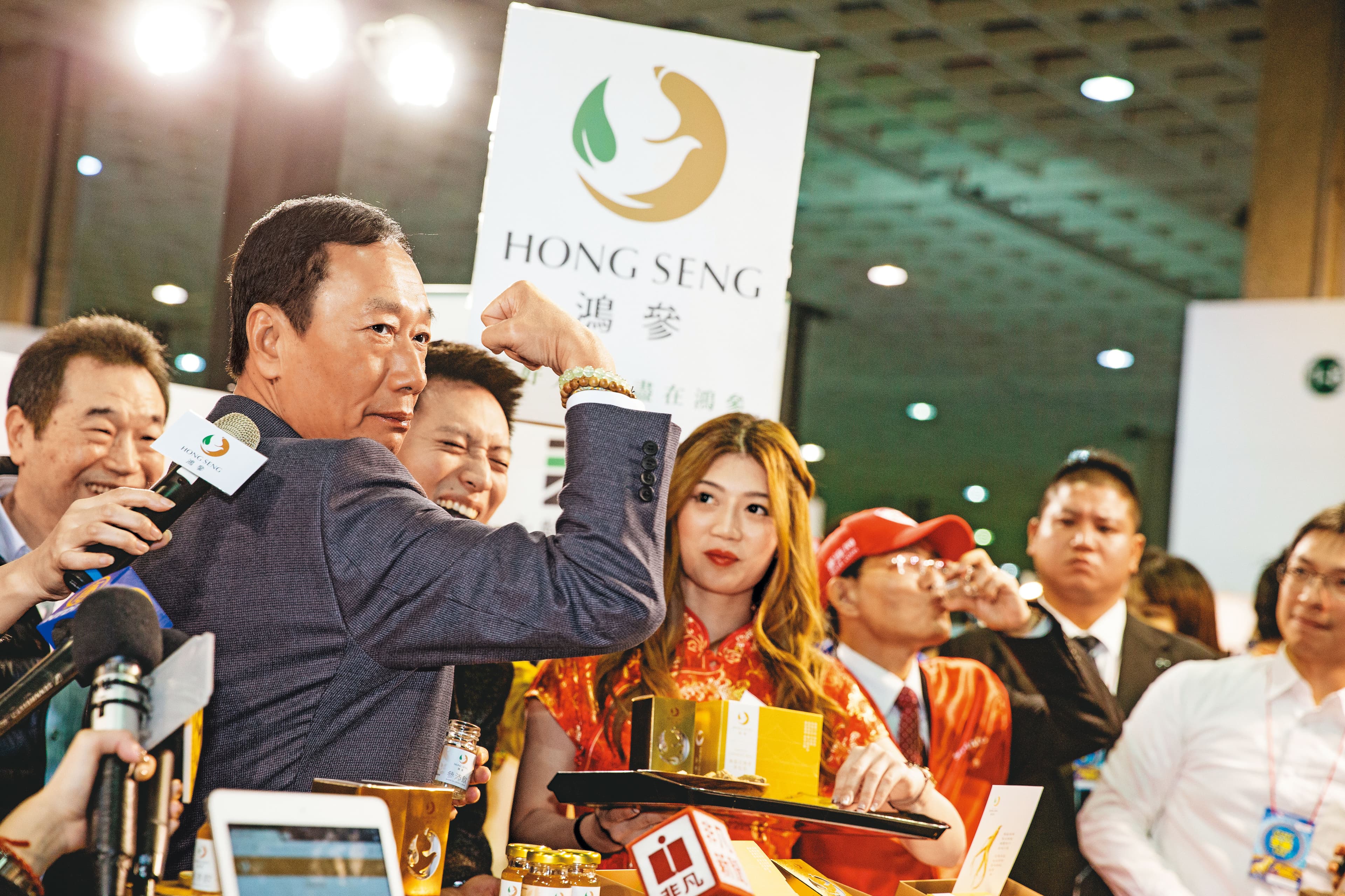 郭台銘曾在鴻海旺年會上，替自家花旗參品牌鴻參站台。