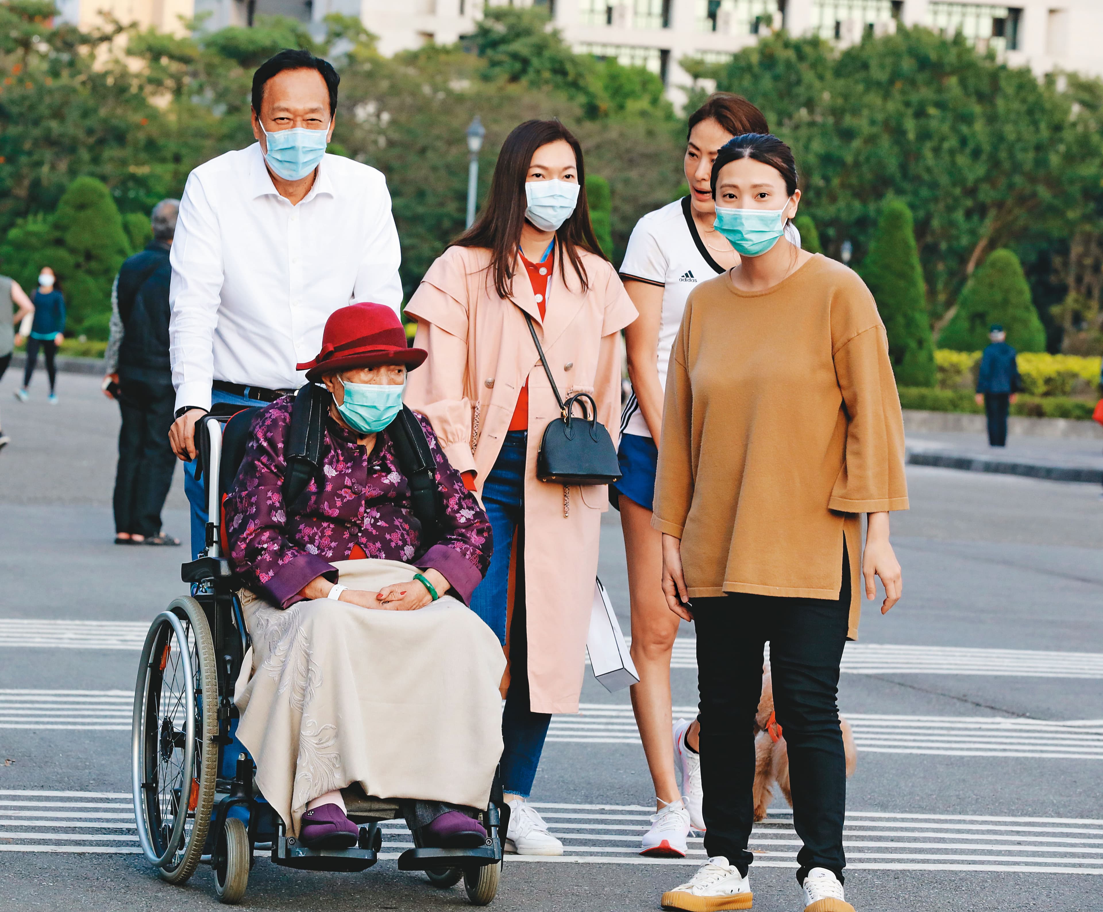 本刊日前獨家直擊，郭台銘帶著母親初永真與老婆曾馨瑩一塊到國父紀念館散步。