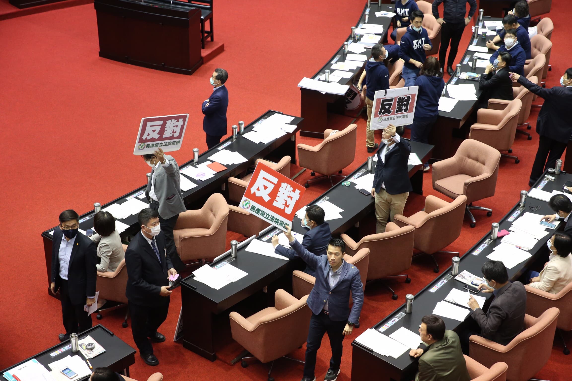 民進黨立委挾席次優勢否決國民黨的相關提案。