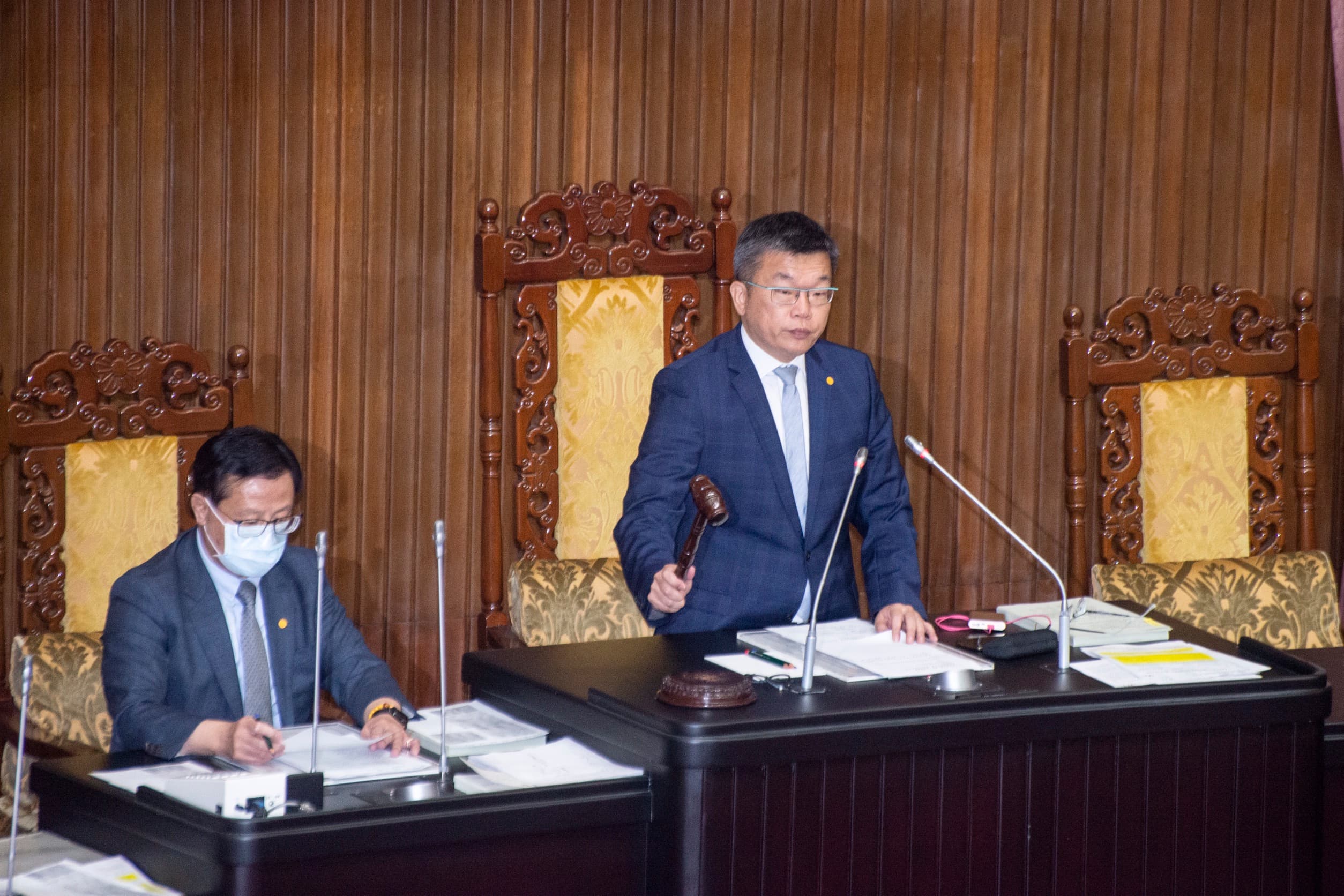 立法院三讀《嚴重特殊傳染性肺炎防治及紓困振興特別條例》修正案，增加特別預算規模至2100億元。
