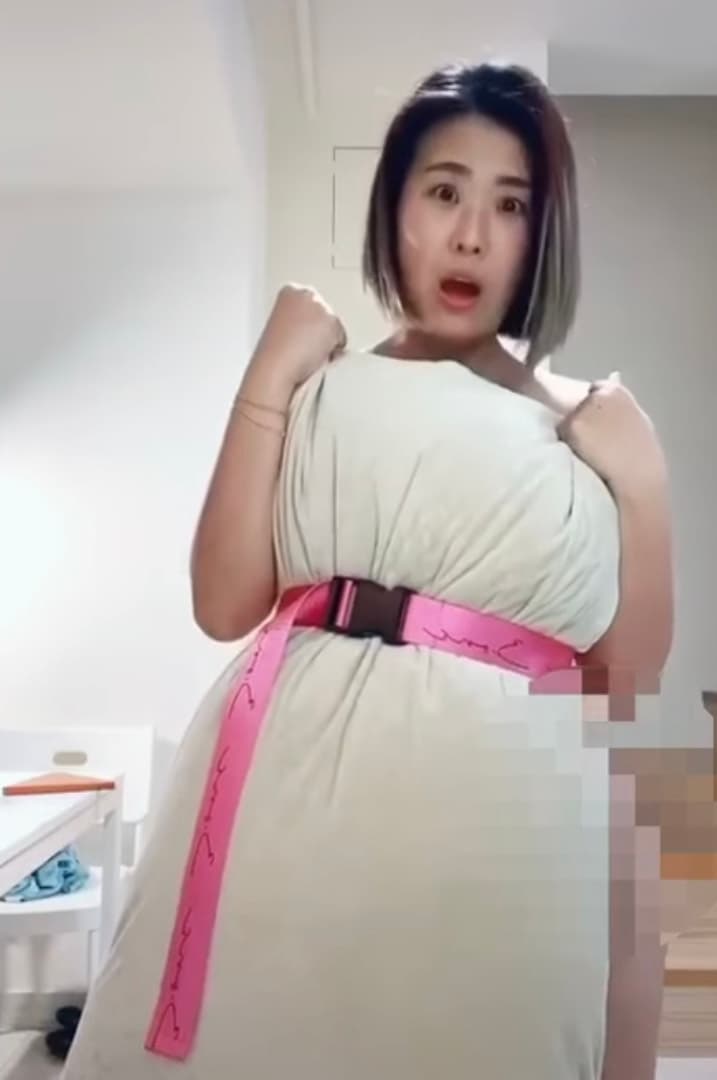 網紅木星挑戰枕頭時尚失敗，意外走光。（圖/翻攝自木星臉書）