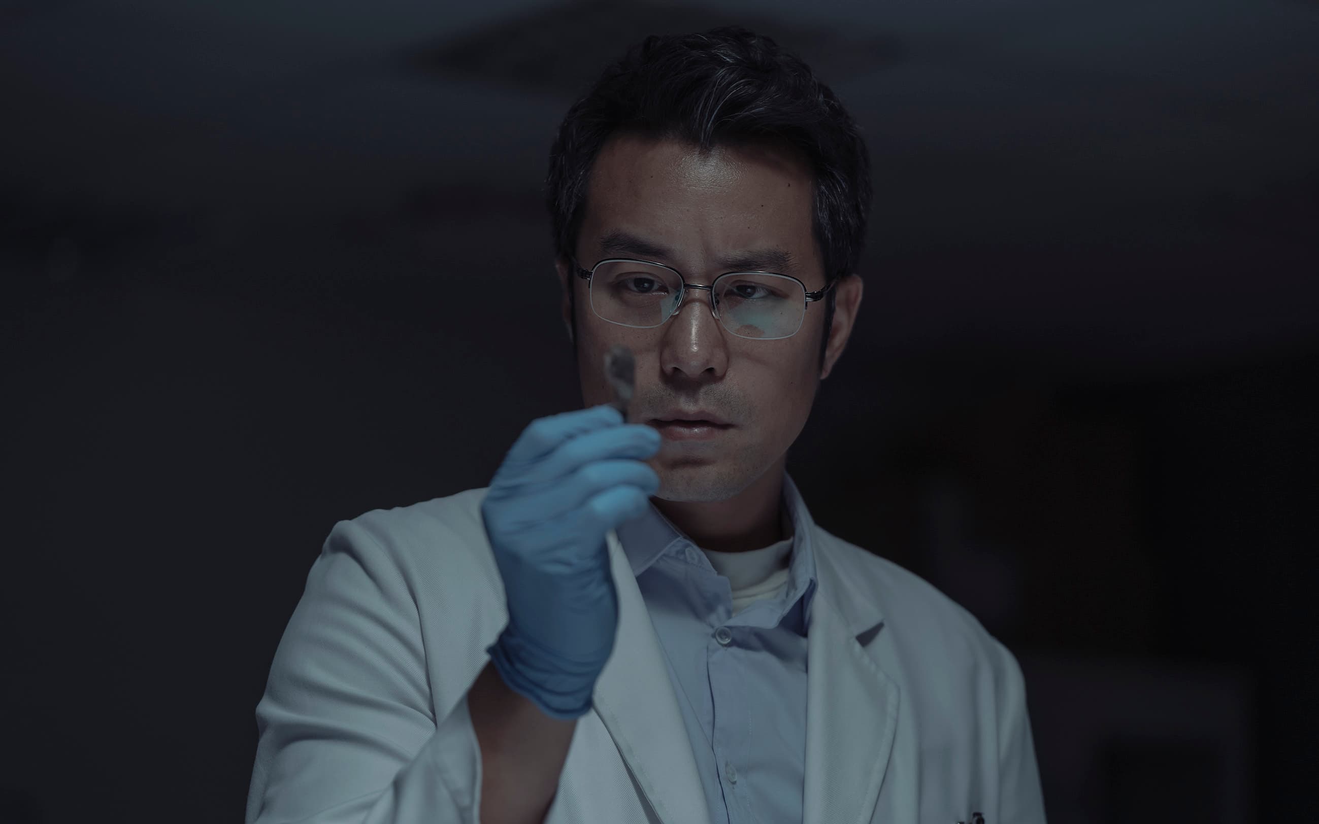 張孝全在《誰是被害者》中飾演鑑識人員。（Netflix提供）