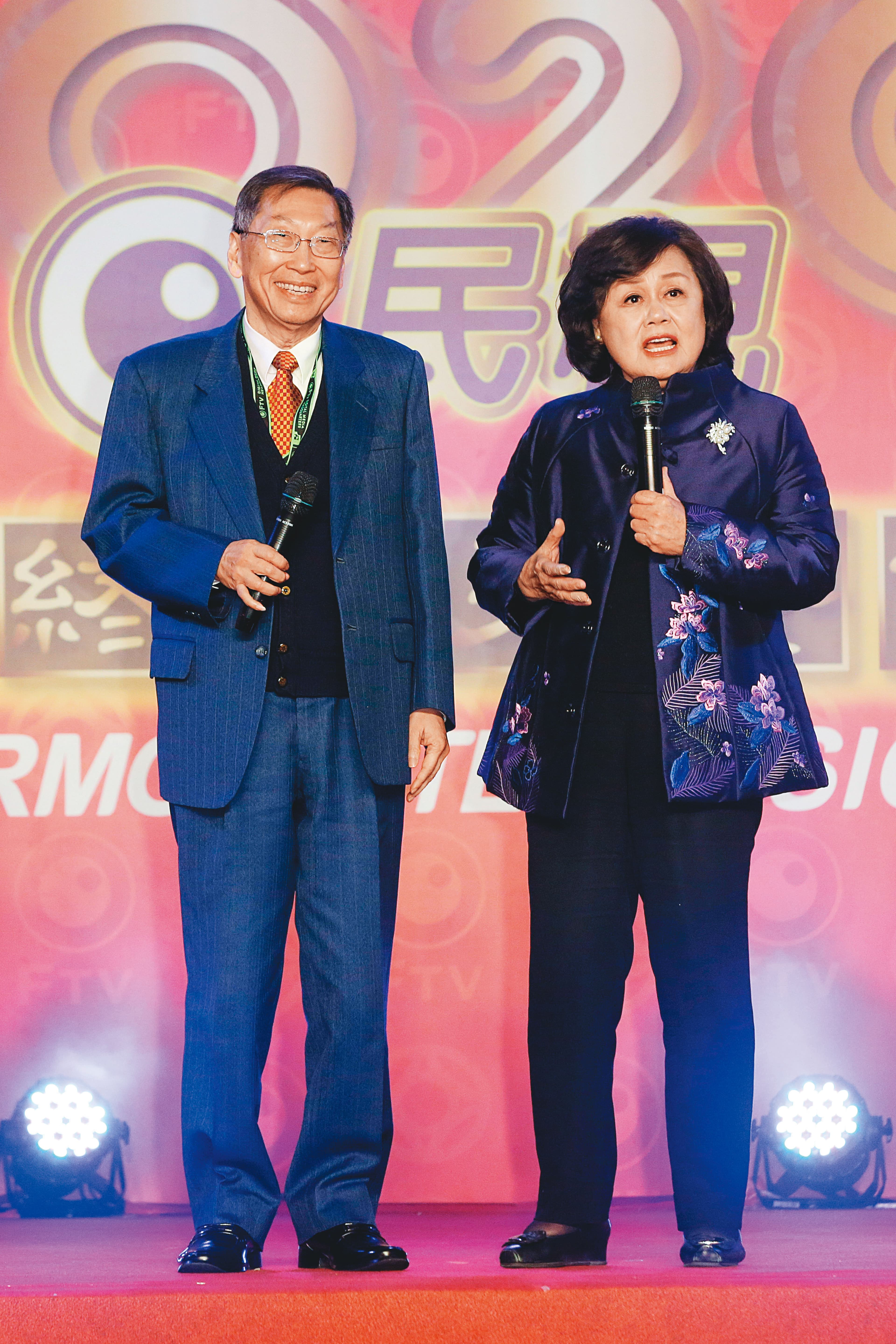 今年1月民視尾牙餐會上，董事長王明玉（右）與總經理廖季方（左）宣布去年業績達標的好消息。