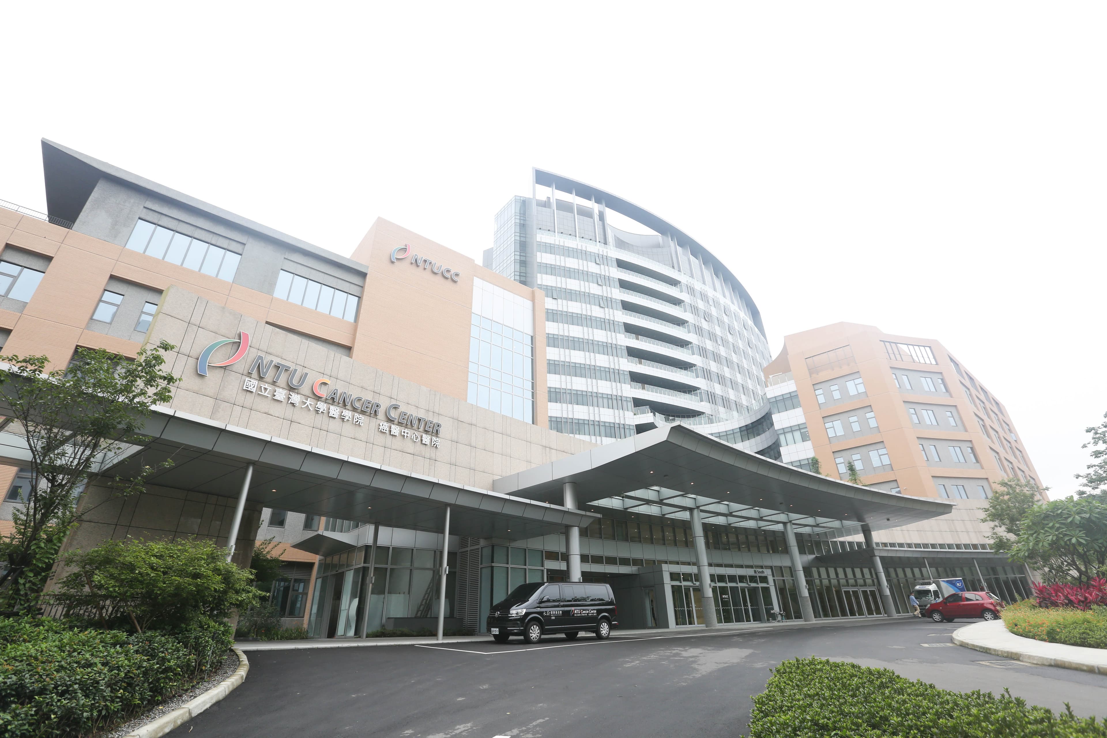 因為前妻與弟弟相繼罹癌過世，郭台銘透過永齡基金會捐贈150億元給台大興建癌症醫院。