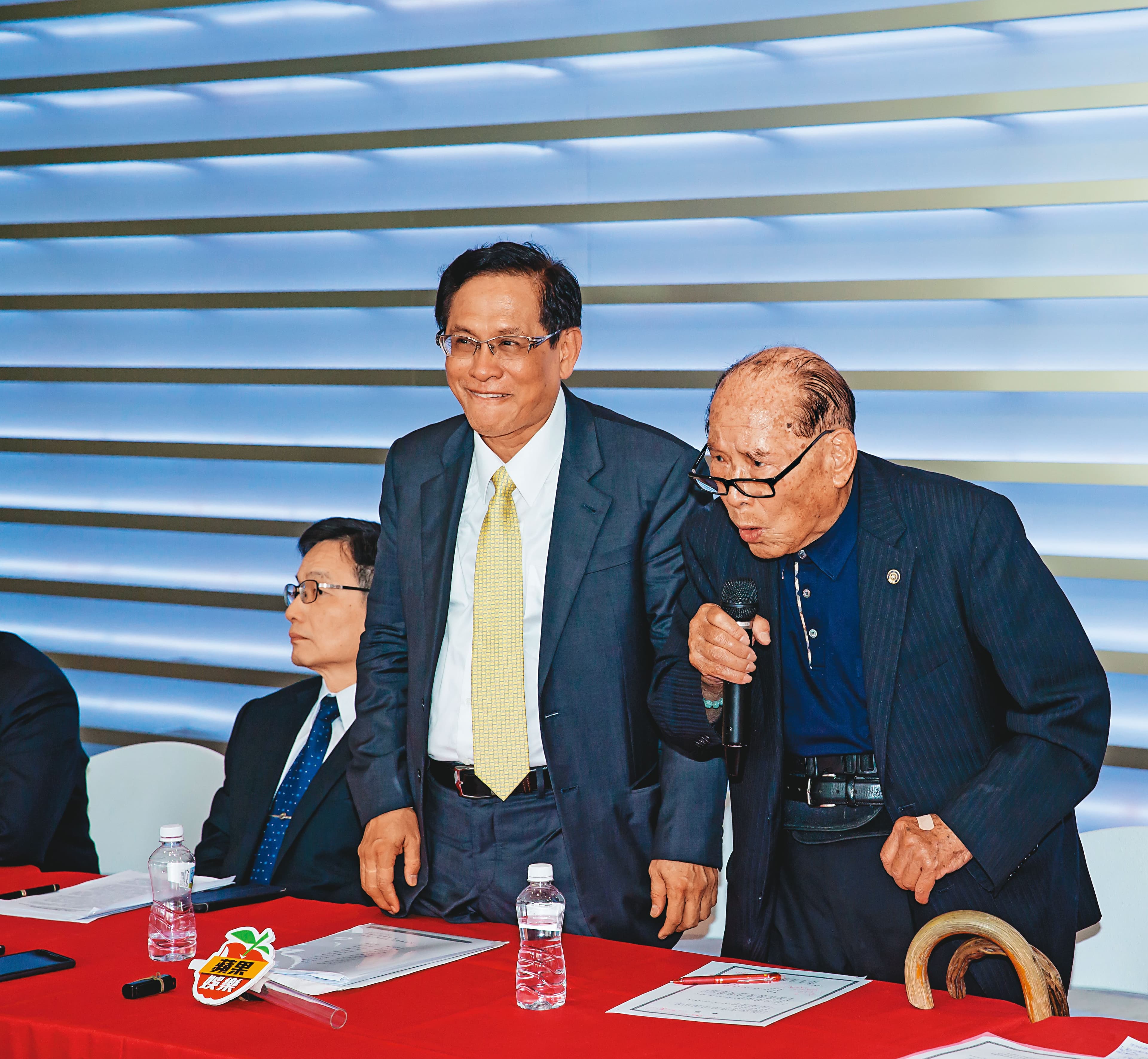 民視前董事長田再庭（右）是力挺郭倍宏（中）的關鍵力量。