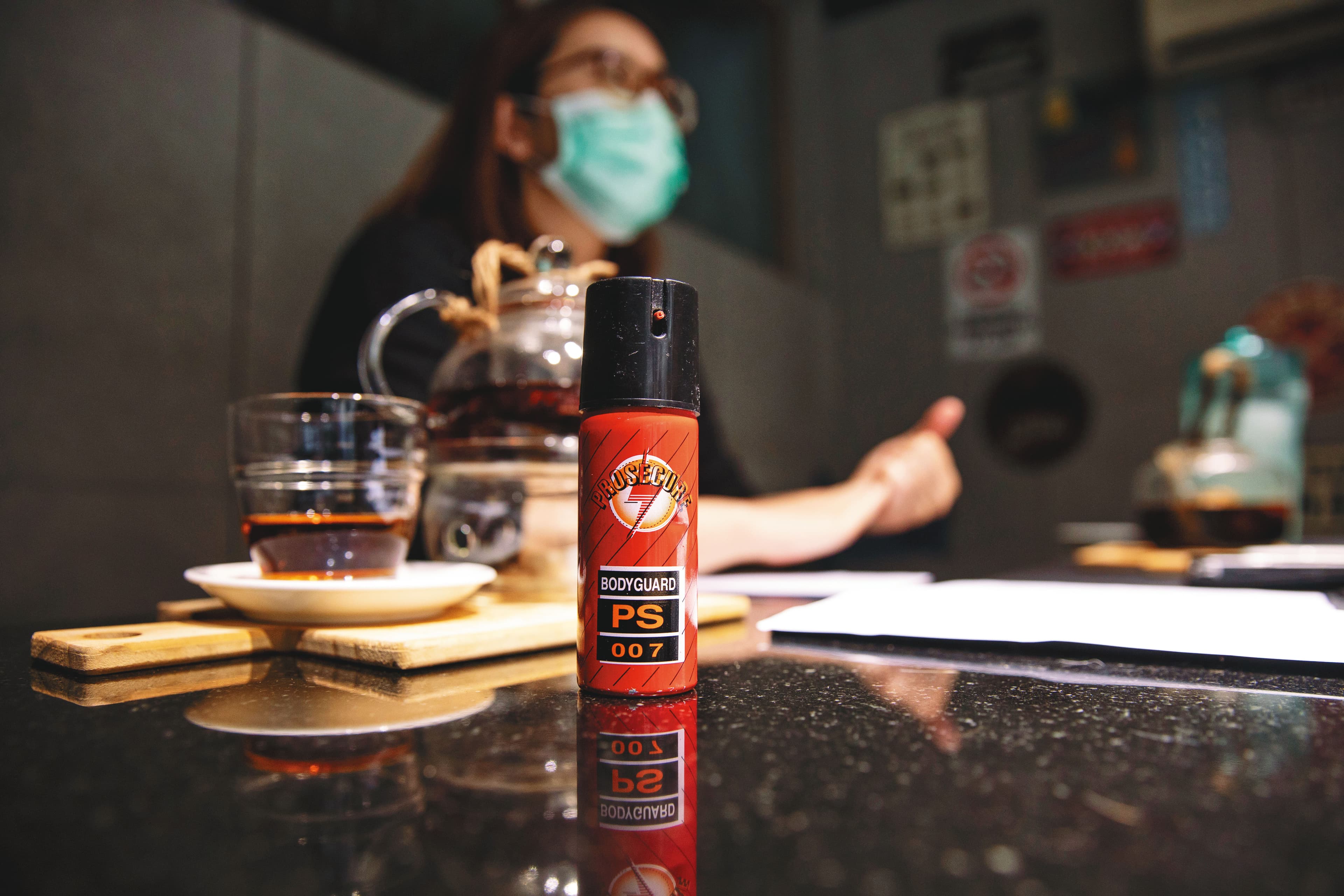 琪琪因為社工工作，變得異常警覺。她隨身攜帶防狼噴霧器，卻沒真正使用過，對她來說，這項防身武器，更像是一種心靈的支撐。