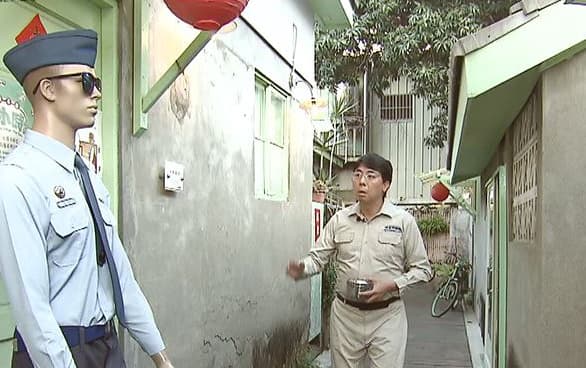 梁赫群扮高中生，回到眷村過去。（TVBS提供）