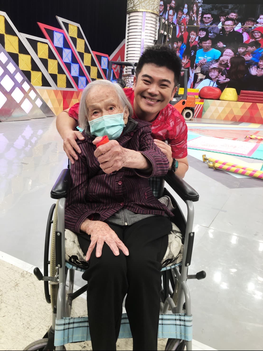 馬國畢帶自己高齡阿嬤來參加節目，還拿到胡瓜6,000元紅包。（民視）