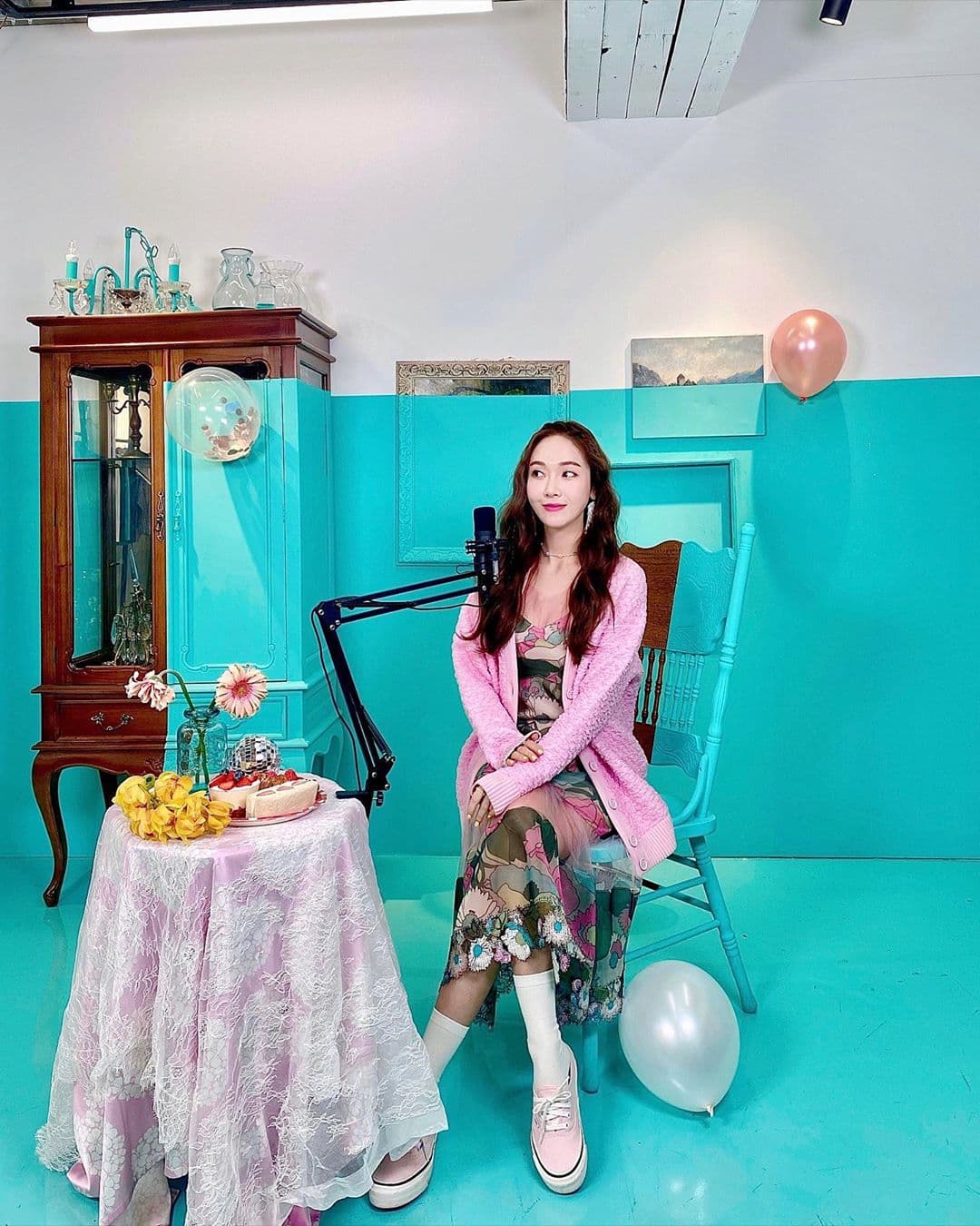 Jessica穿上同為FENDI的花卉洋裝以及粉色外套，在YouTube上為自己唱生日快樂歌曲。（翻攝自Jessica IG）