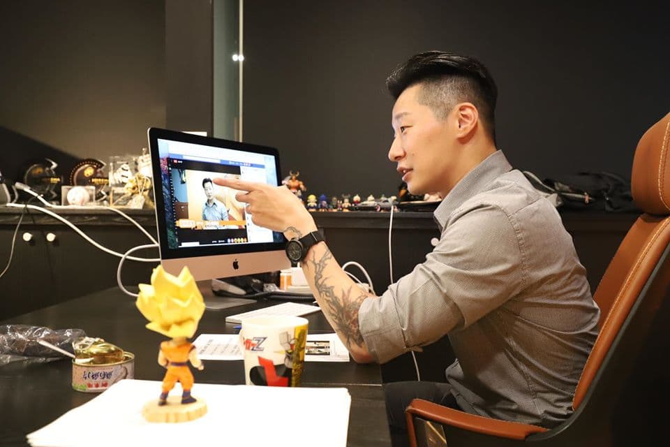 林昶佐剪去長髮，首度以短髮模樣開直播，讓不少觀眾看傻。（翻攝自林昶佐臉書）
