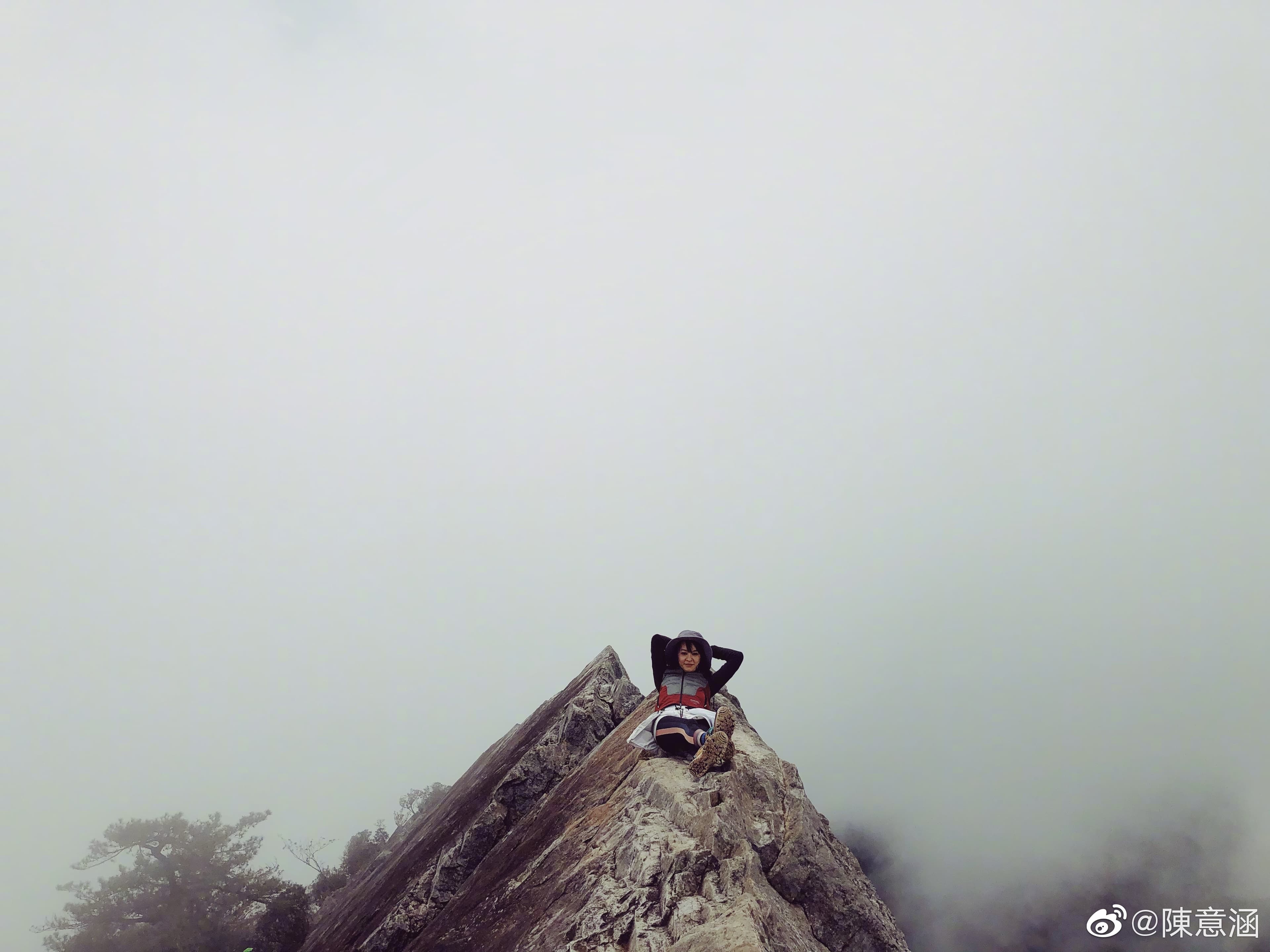 陳大膽還躺在山脊上拍照。（翻攝自陳意涵臉書）