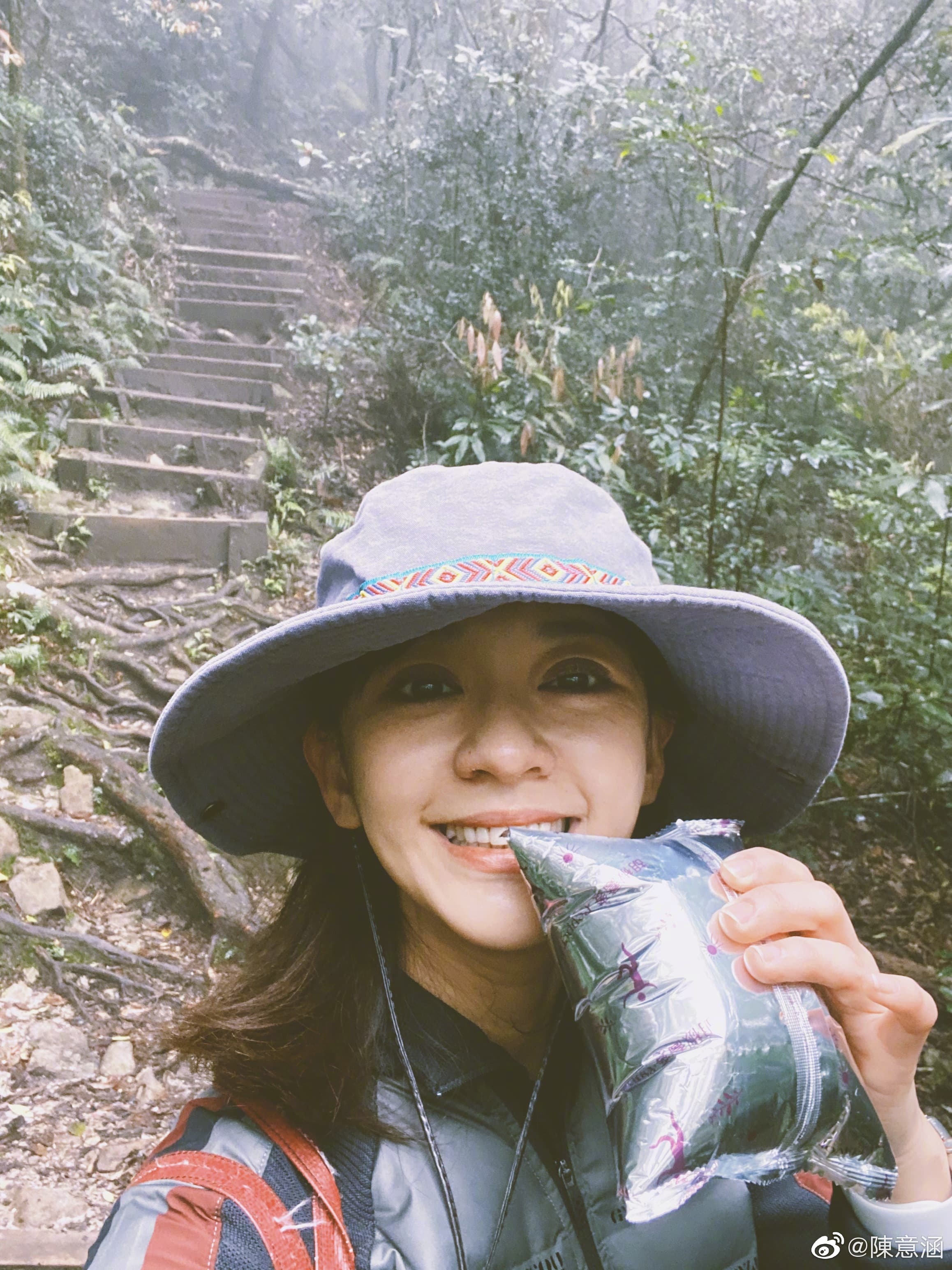 被網友讚爬個山也這麼美的陳意涵，很愛做各種運動。（翻攝自陳意涵臉書）